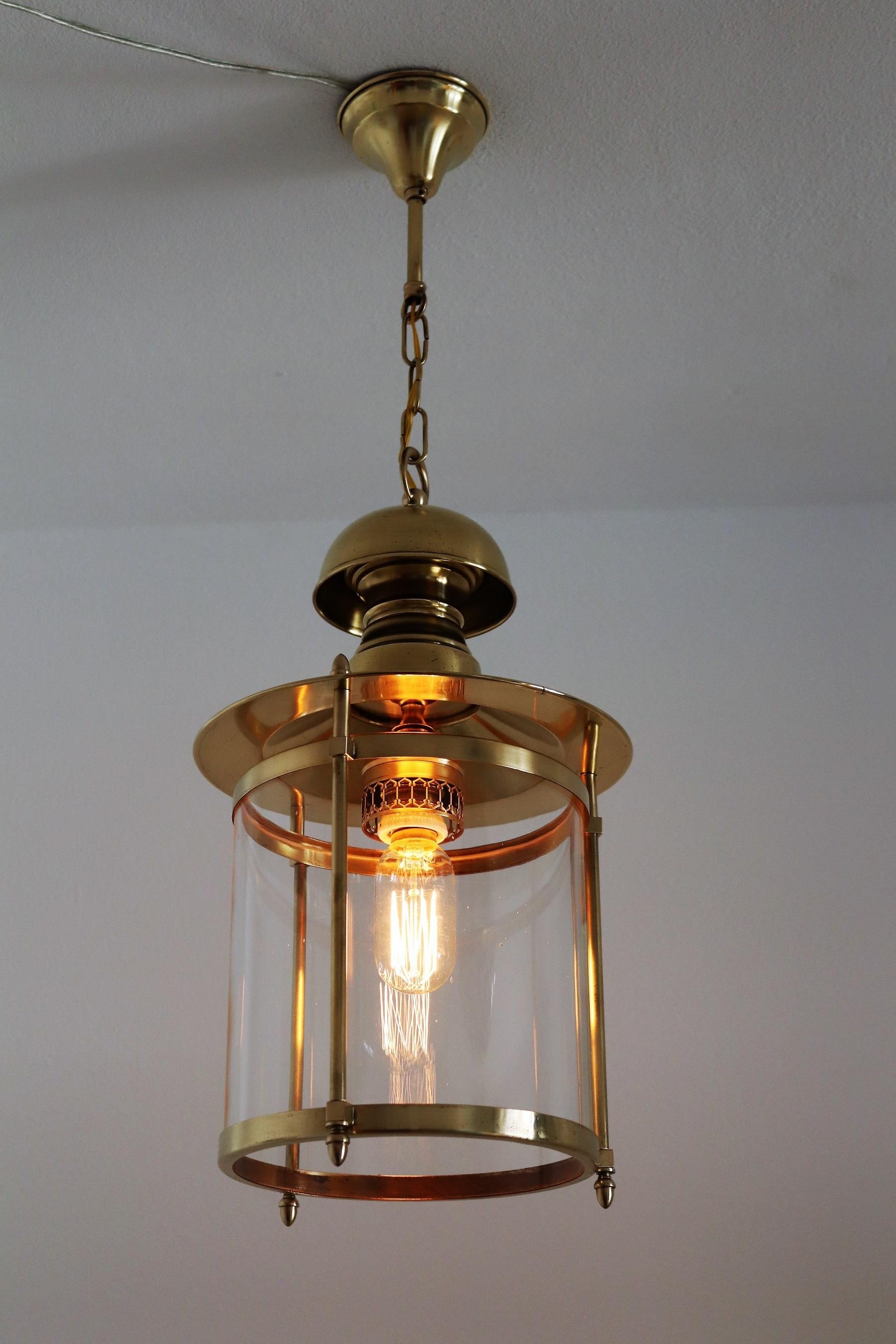 Lampe à suspension ou lanterne italienne du milieu du siècle dernier en laiton et verre, 1970 en vente 1