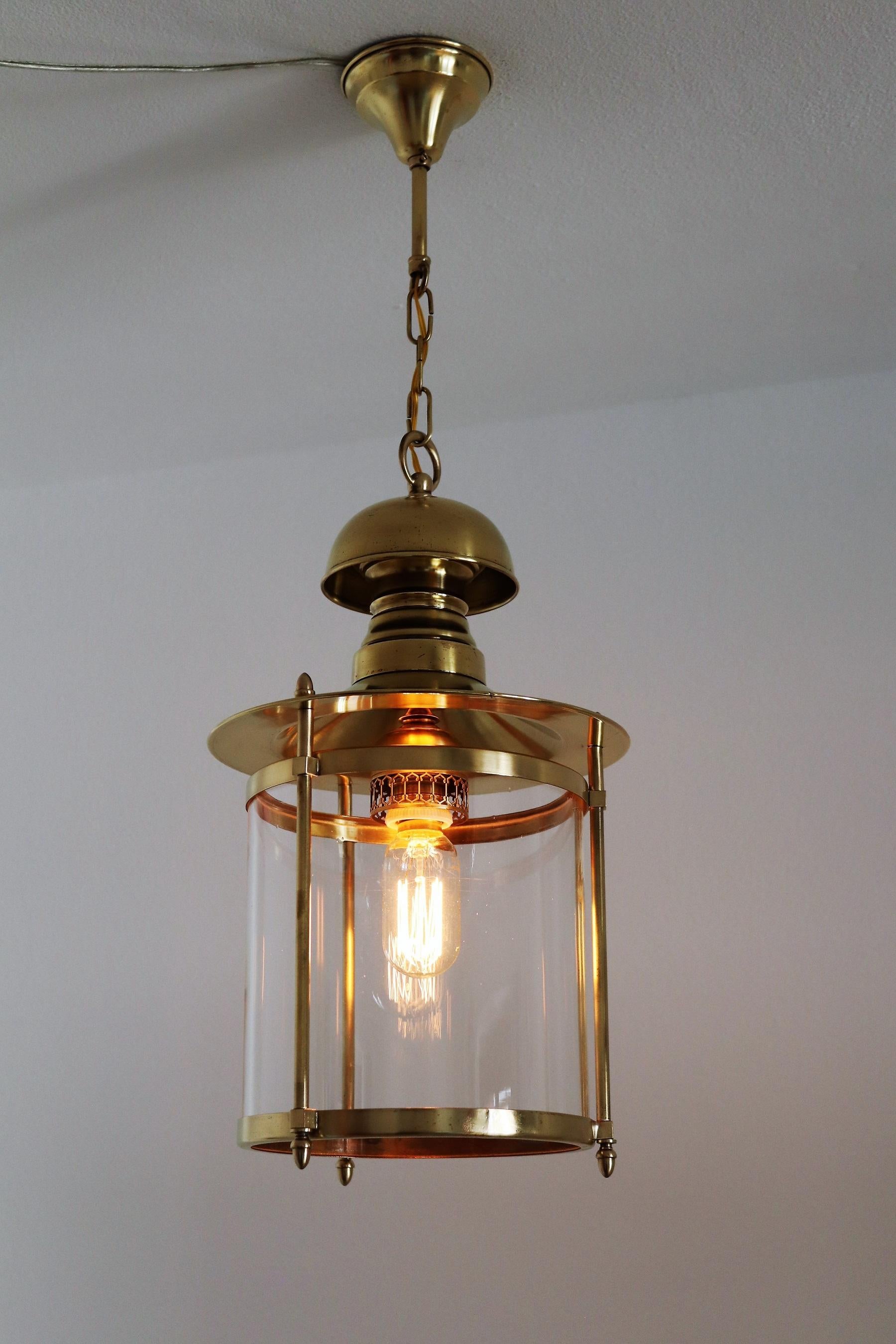 Lampe à suspension ou lanterne italienne du milieu du siècle dernier en laiton et verre, 1970 en vente 2