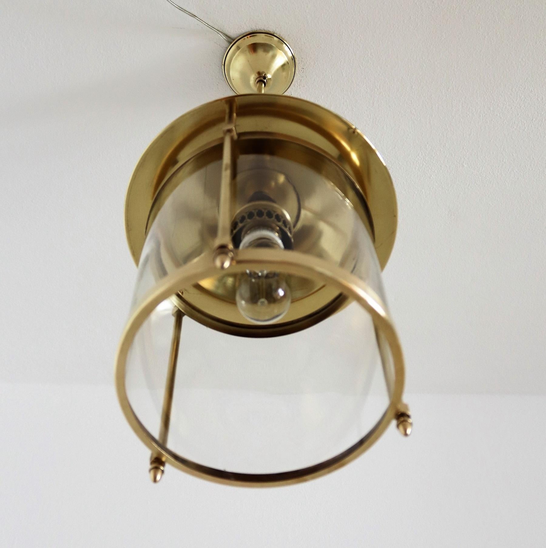 Lampe à suspension ou lanterne italienne du milieu du siècle dernier en laiton et verre, 1970 en vente 3