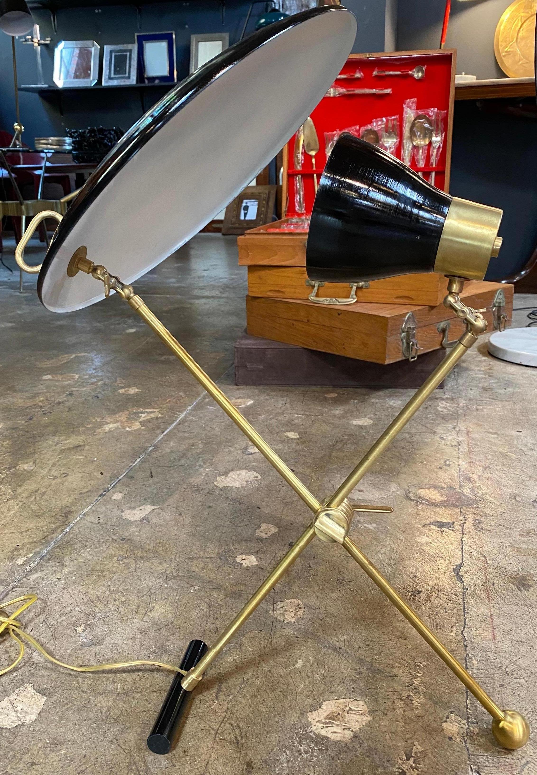 Awesome 1950s Italian midcentury table lamp. With upright brass plated lampshade and goose neck reflecting lampshade. Metal pieces are black lacquered. Both lampshades are adjustable.