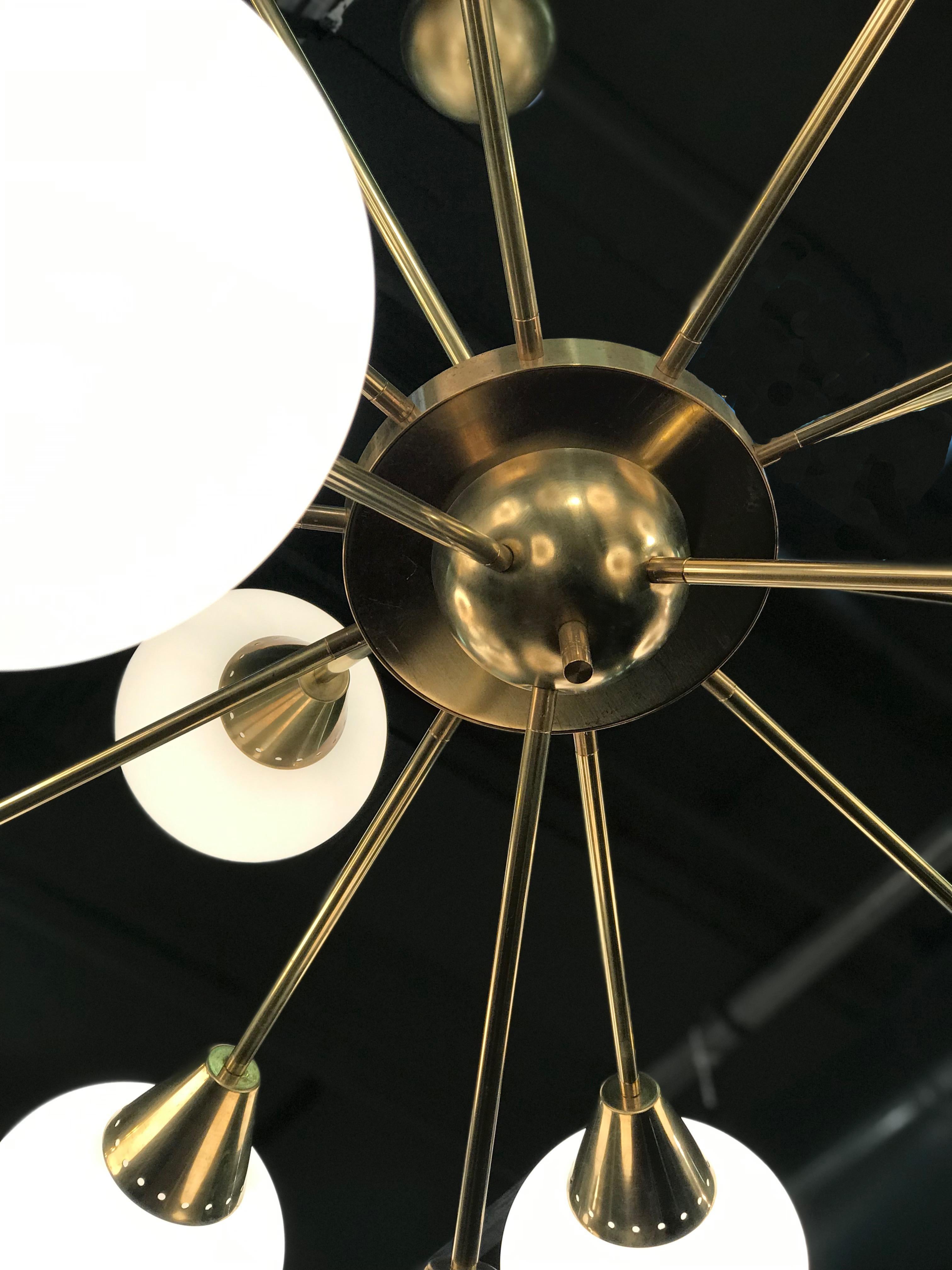Großer italienischer Sputnik-Kronleuchter aus Messing und Opal-Muranoglas aus der Mitte des Jahrhunderts (Geblasenes Glas) im Angebot
