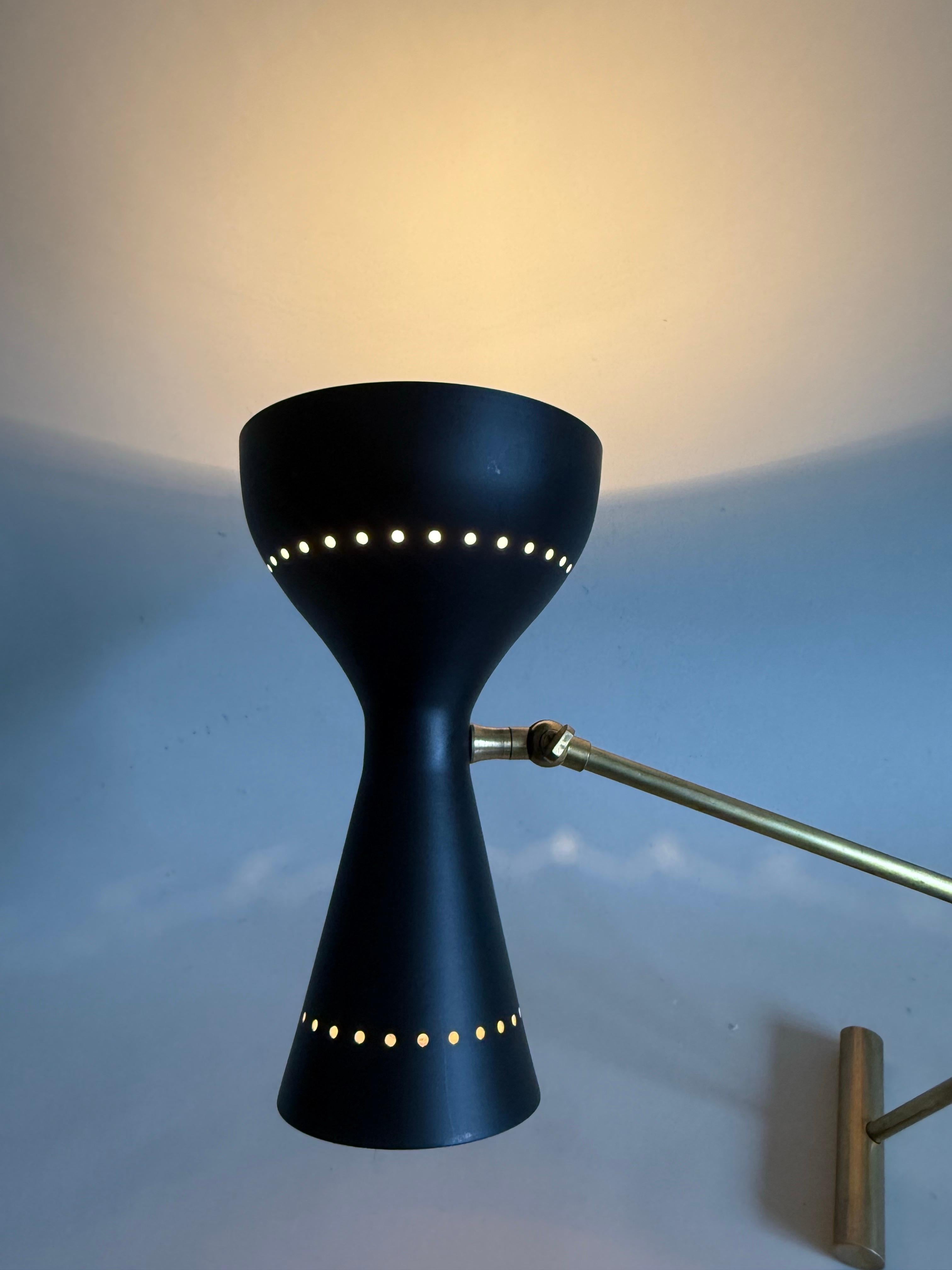 Italian Midcentury Brass Articulating and Counter-Balance Desk Lamp, Arredoluce For Sale 5