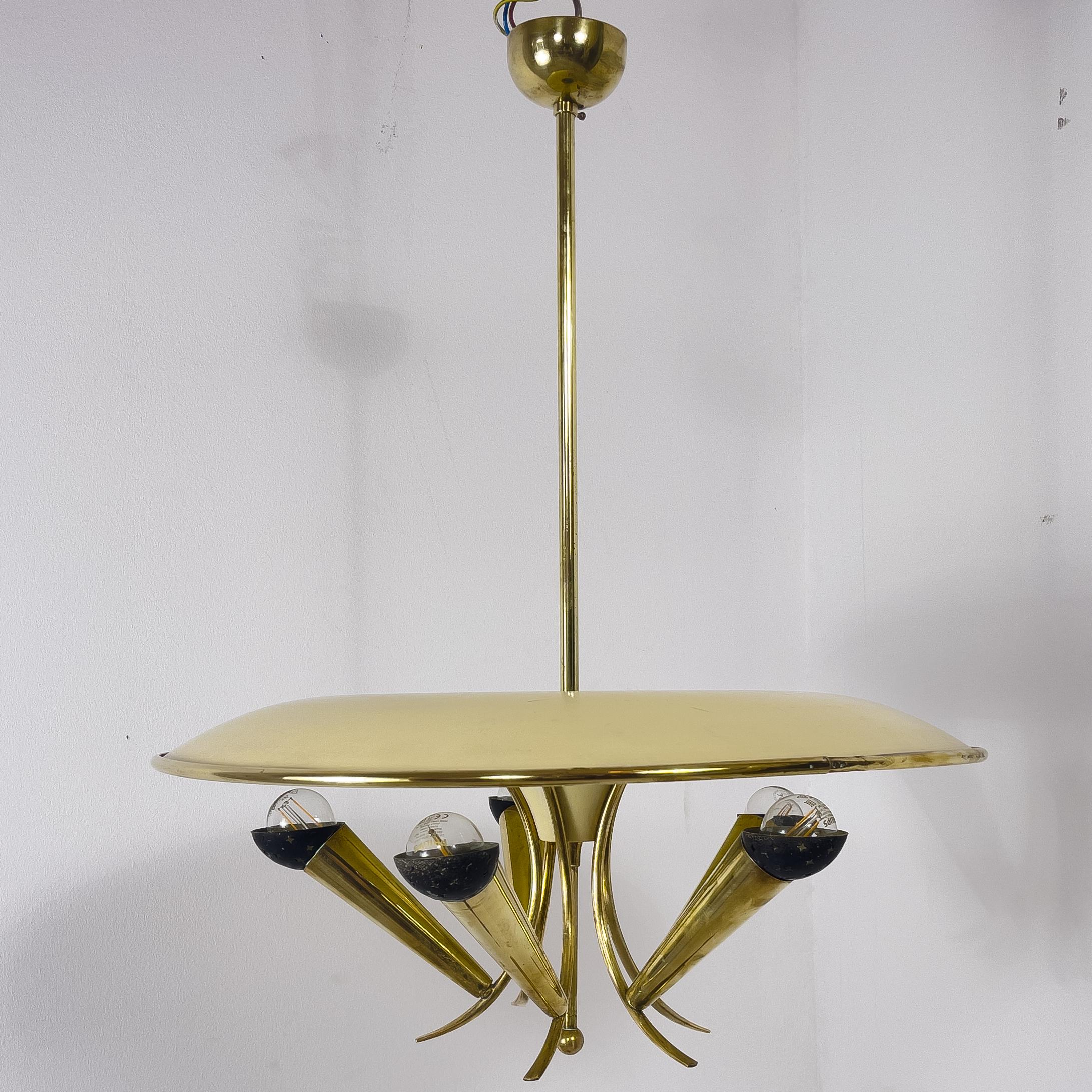 A mid-century Italian round brass chandelier. The nature of the design and the quality lead to an attribution by Stilnovo. The Italian brass chandelier is manufactured in Italy around 1955 and consists of five brass branches with star-shaped