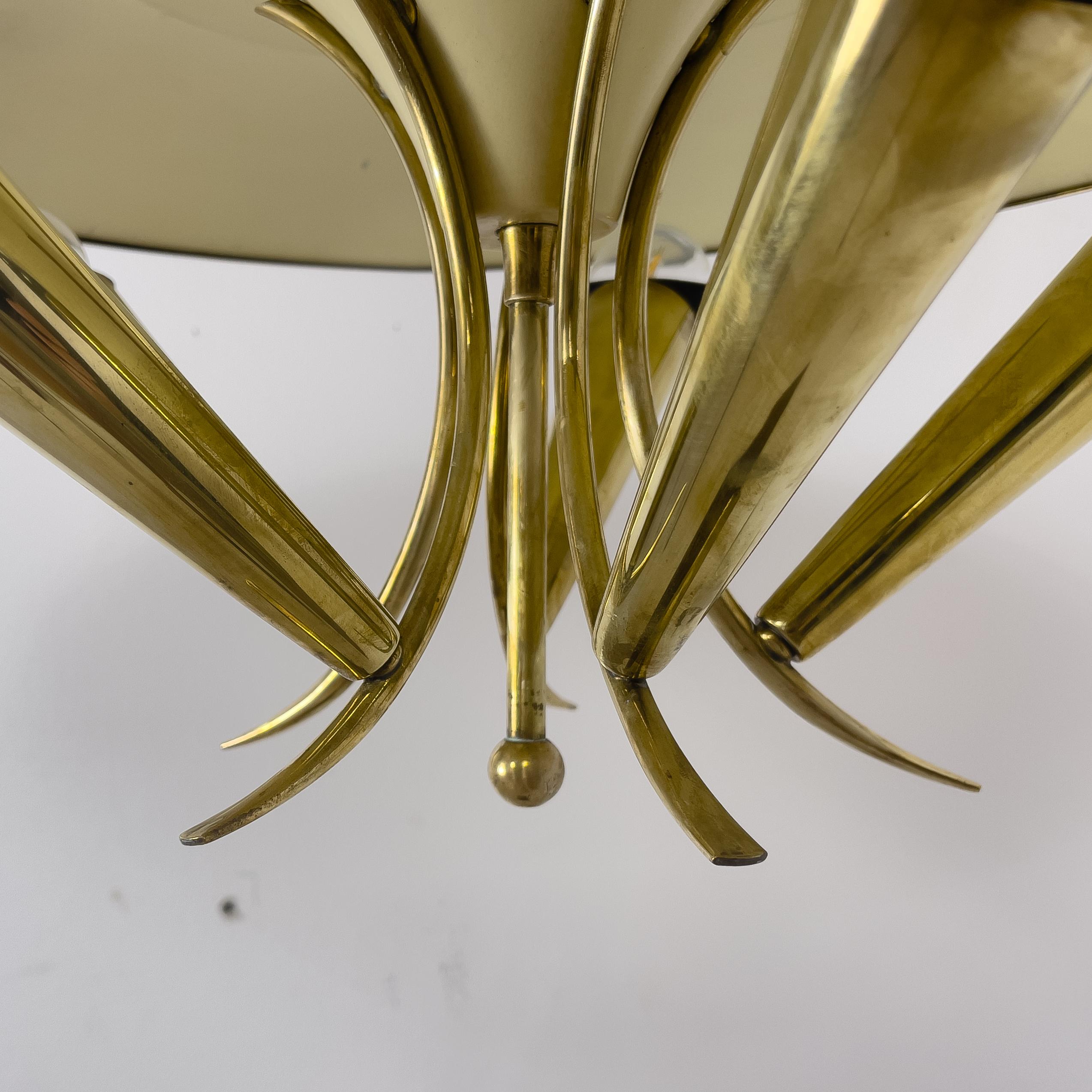 Italian Midcentury Brass Chandelier Attr. Stilnovo In Good Condition For Sale In Vienna, AT