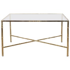 Table basse italienne du milieu du siècle dernier en laiton avec plateau en verre et traverse en forme de X