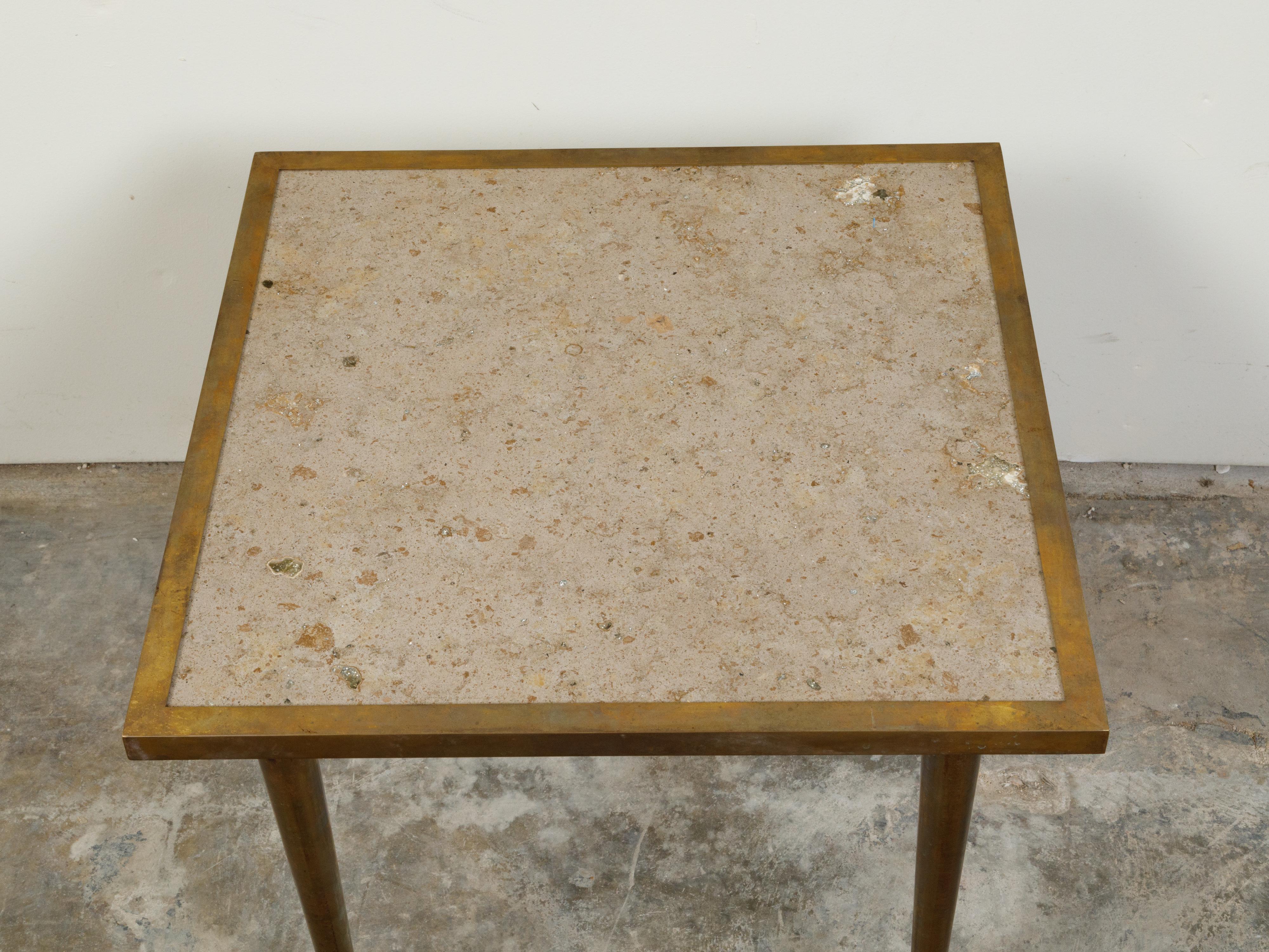Table basse italienne du milieu du siècle dernier en laiton avec plateau en marbre et pieds fuselés en vente 2