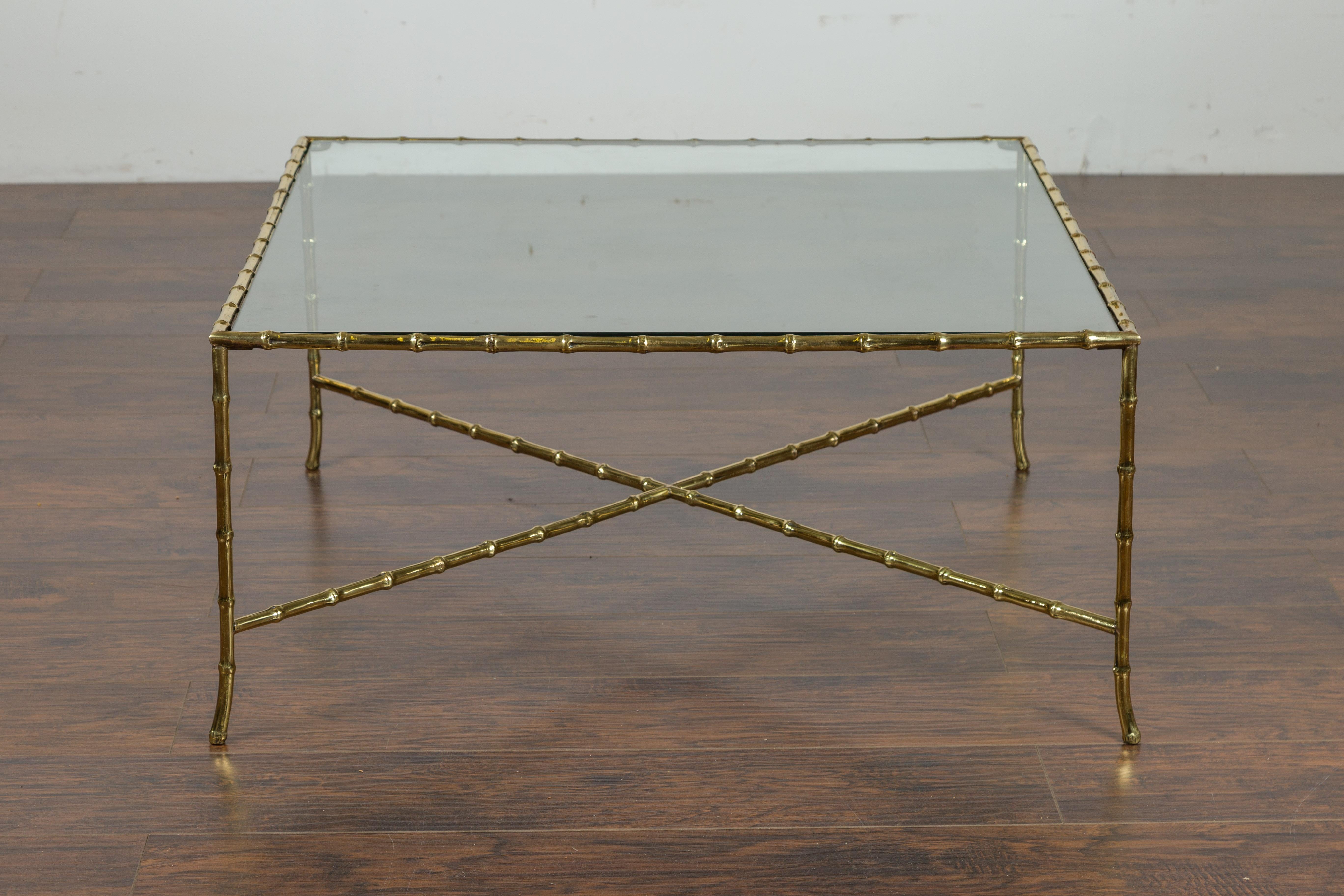 Mid-Century Modern Table basse italienne mi-siècle en laiton imitation bambou avec plateau en verre et traverse extensible en vente