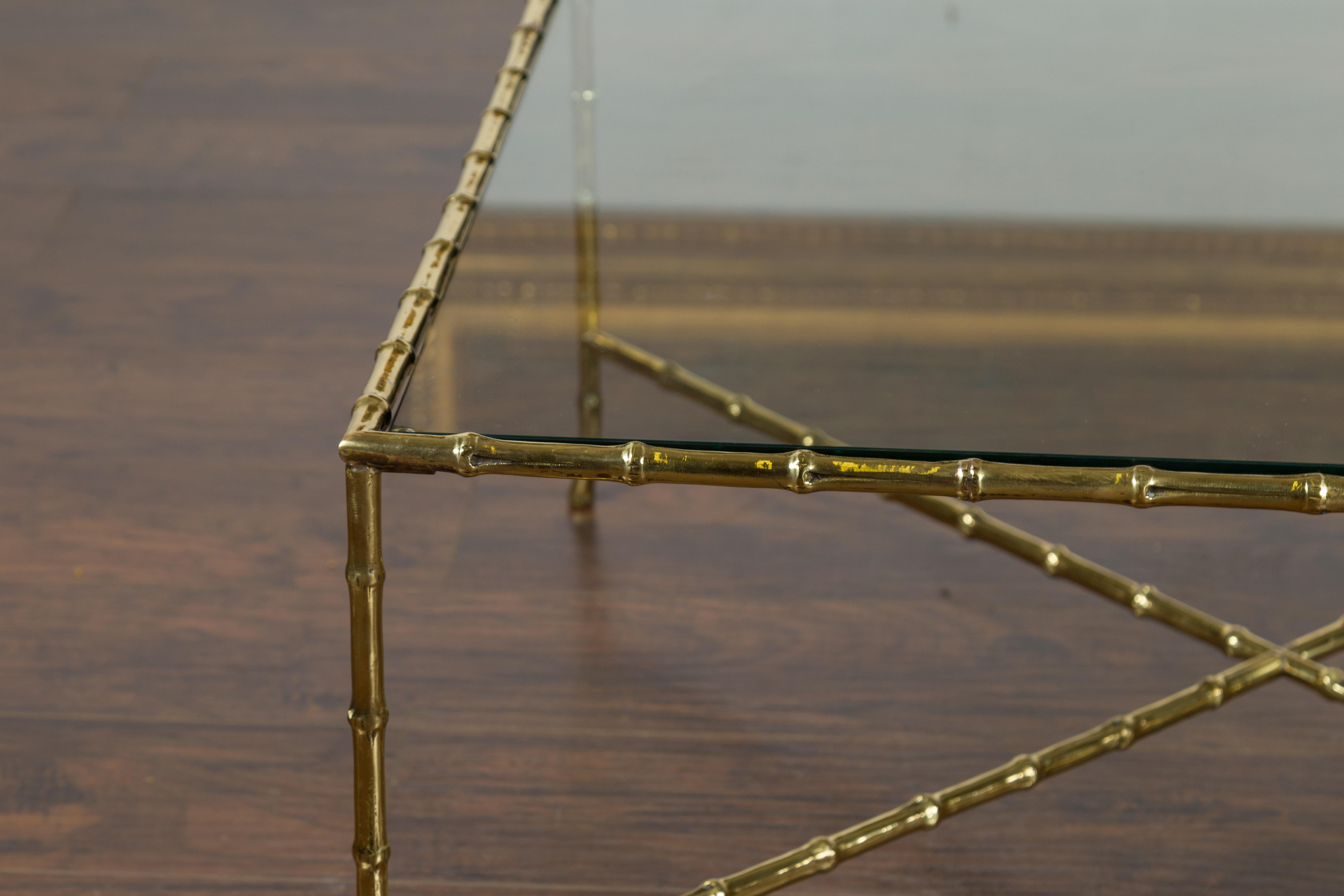 Table basse italienne mi-siècle en laiton imitation bambou avec plateau en verre et traverse extensible Bon état - En vente à Atlanta, GA