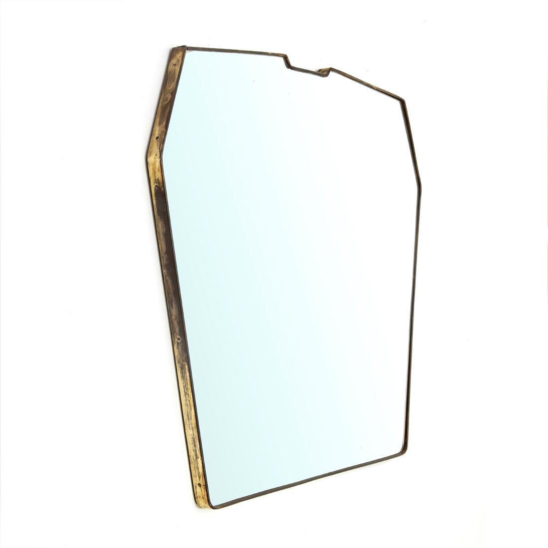 Italian manufacturing mirror made in the 1950s.
Polygonal wooden frame with brass frame.
Mirrored glass.
Good general conditions, some signs due to normal use over time, small joint defect in a corner.

Dimensions: Length 116 cm, depth 3 cm,