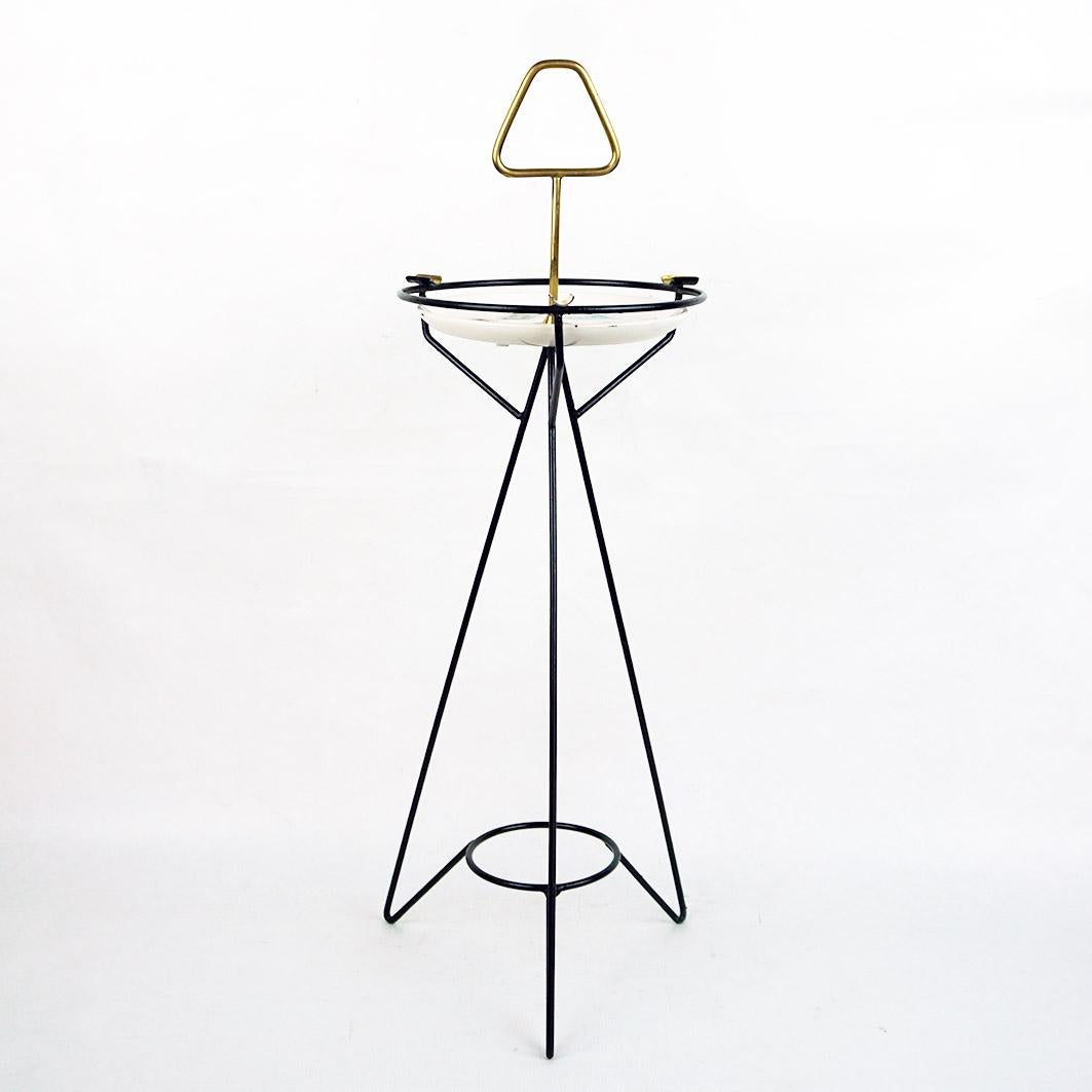 Dieser erstaunliche Midcentury Dreibein-Aschenbecher wurde in den 1950er Jahren in Italien entworfen und hergestellt. Er verfügt über einen dreibeinigen Ständer mit Messingdetails und einen Aschenbecher aus Keramik. Er ist ein perfektes Highlight