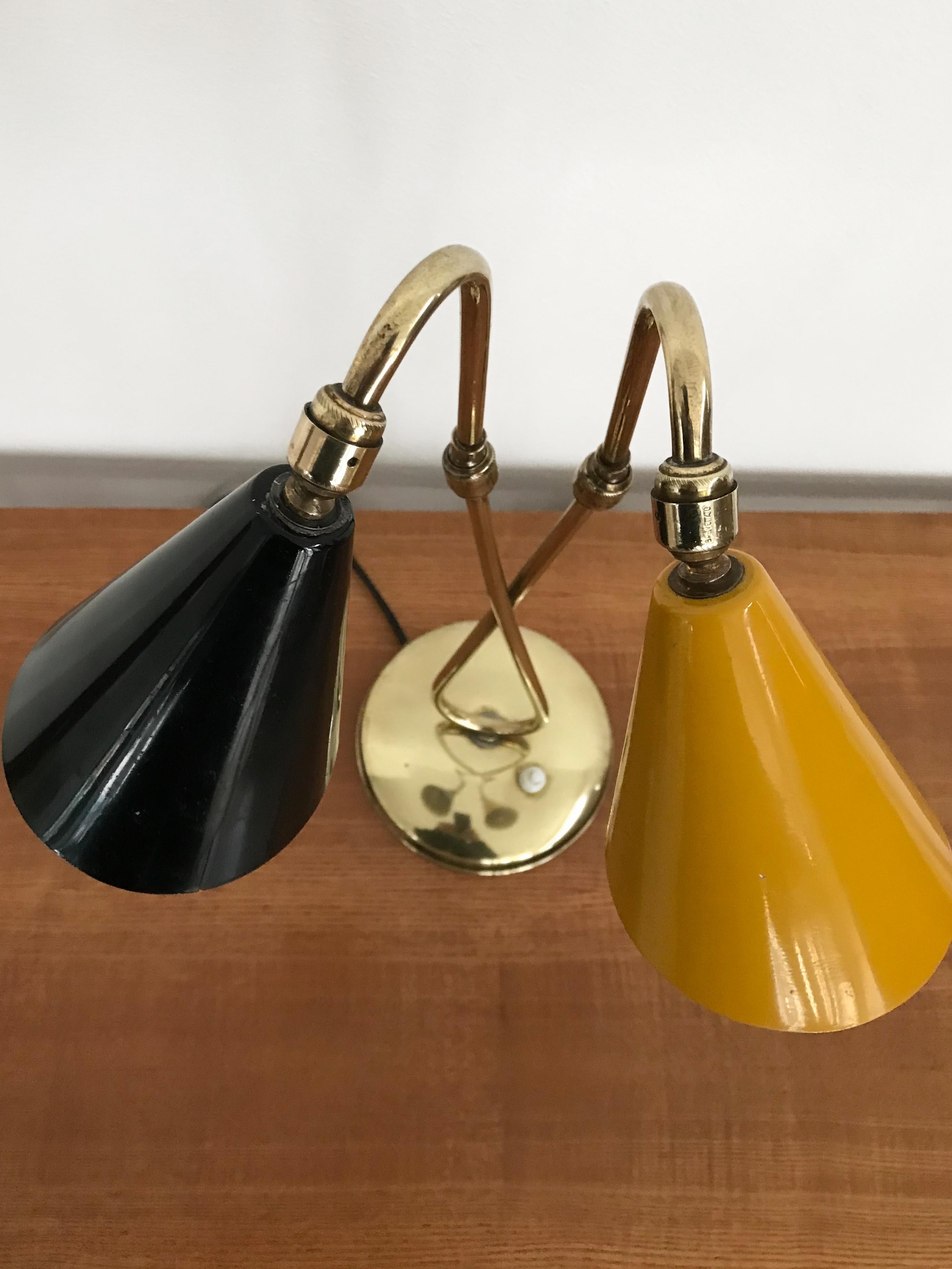 Lampe de table italienne du milieu du siècle en laiton, métal, noir et jaune, années 1950 en vente 3