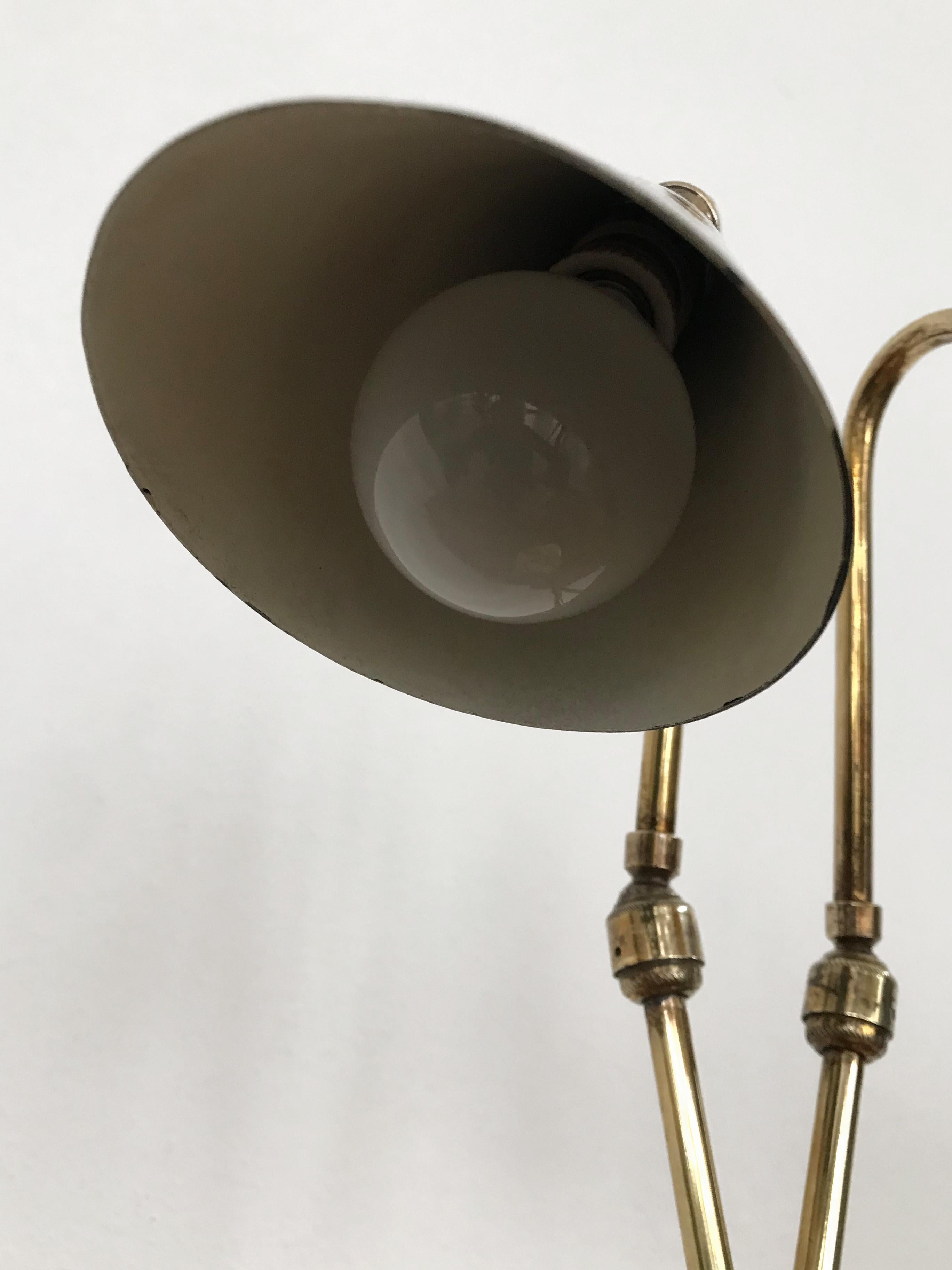 Lampe de table italienne du milieu du siècle en laiton, métal, noir et jaune, années 1950 en vente 4