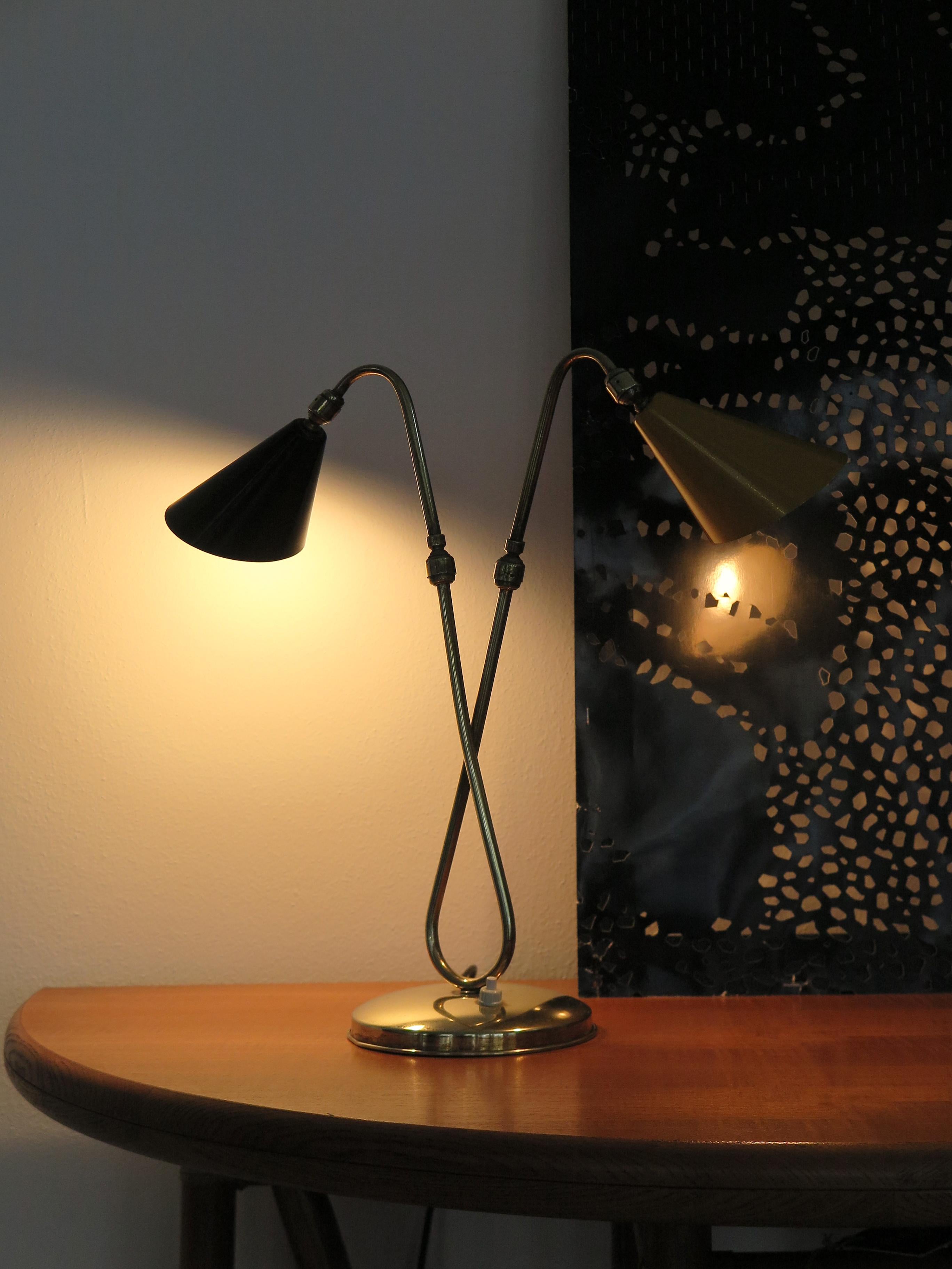 Mid-Century Modern Lampe de table italienne du milieu du siècle en laiton, métal, noir et jaune, années 1950 en vente