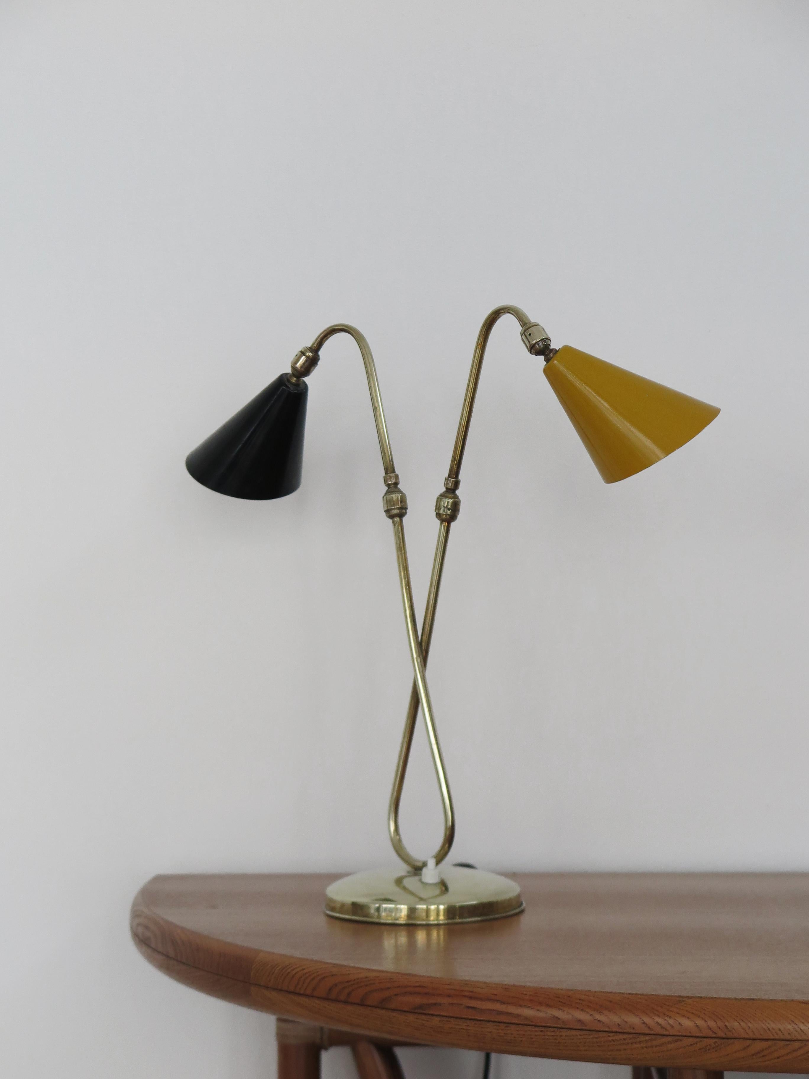 Lampe de table italienne du milieu du siècle en laiton, métal, noir et jaune, années 1950 en vente 1