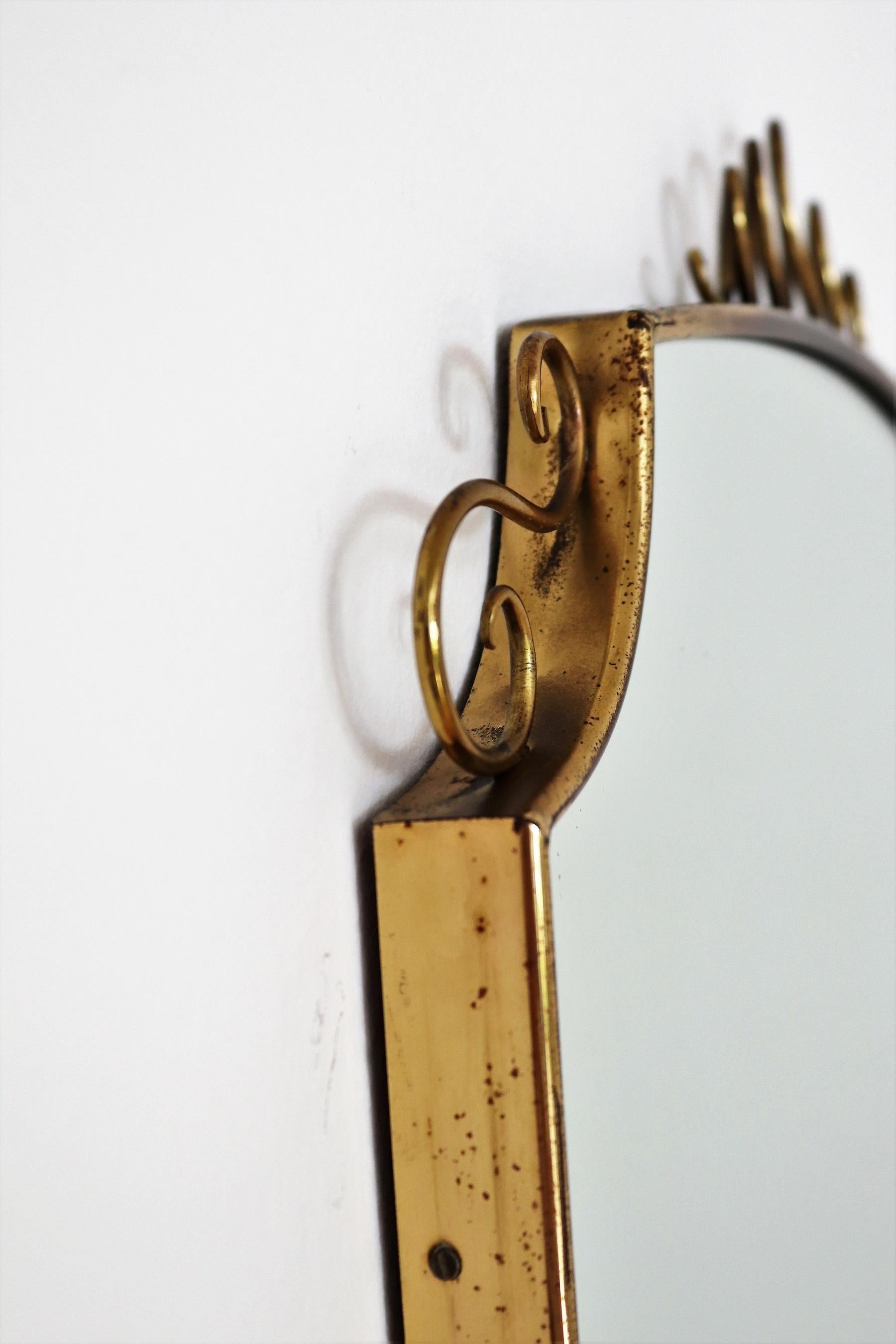 Italian Midcentury Brass Mirror with Decoration in the Style of Gio Ponti, 1950s In Good Condition In Morazzone, Varese