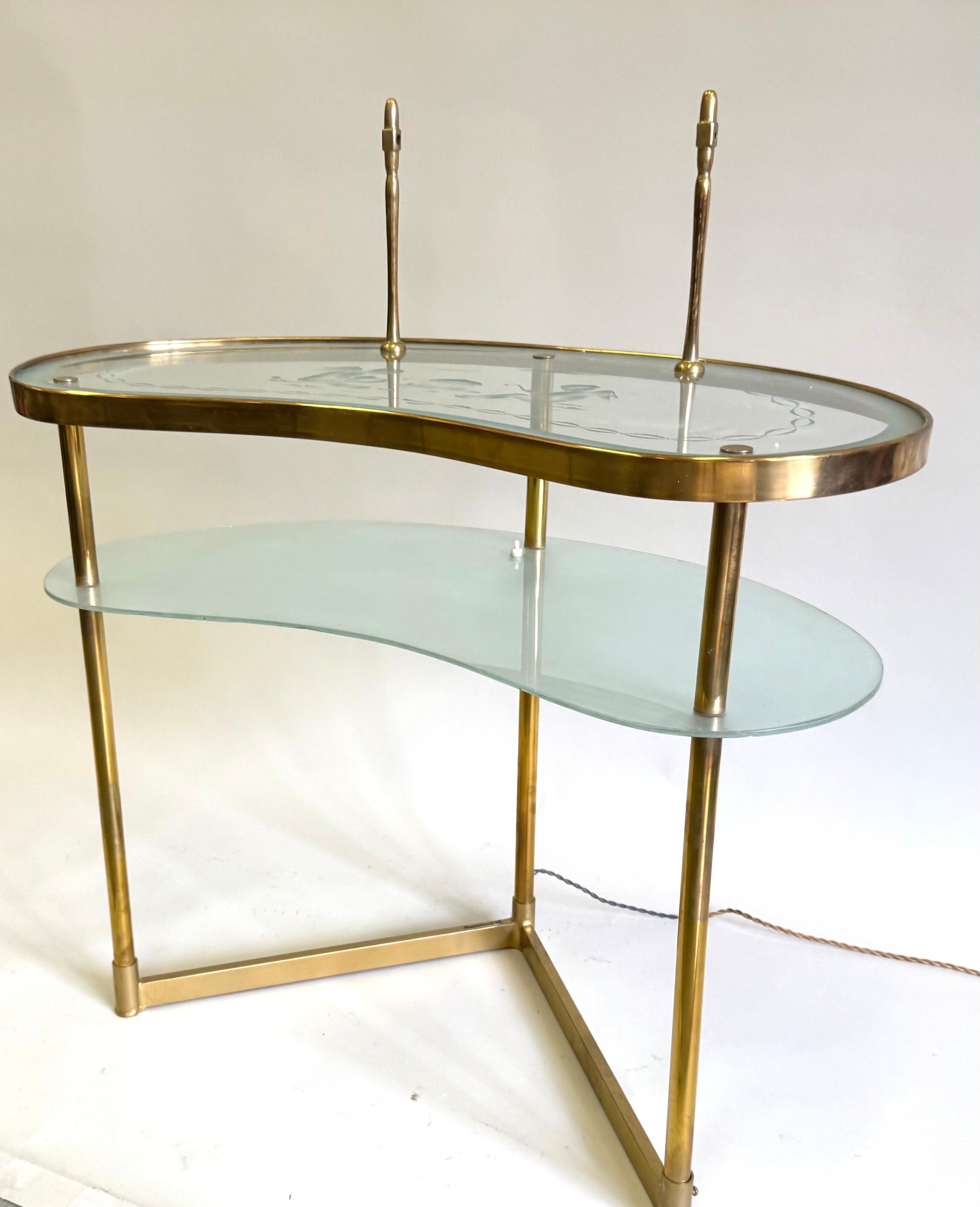 Italiano Vanità in ottone e vetro satinato del Medioevo, tavolino/scrivania, Fontana Arte in vendita