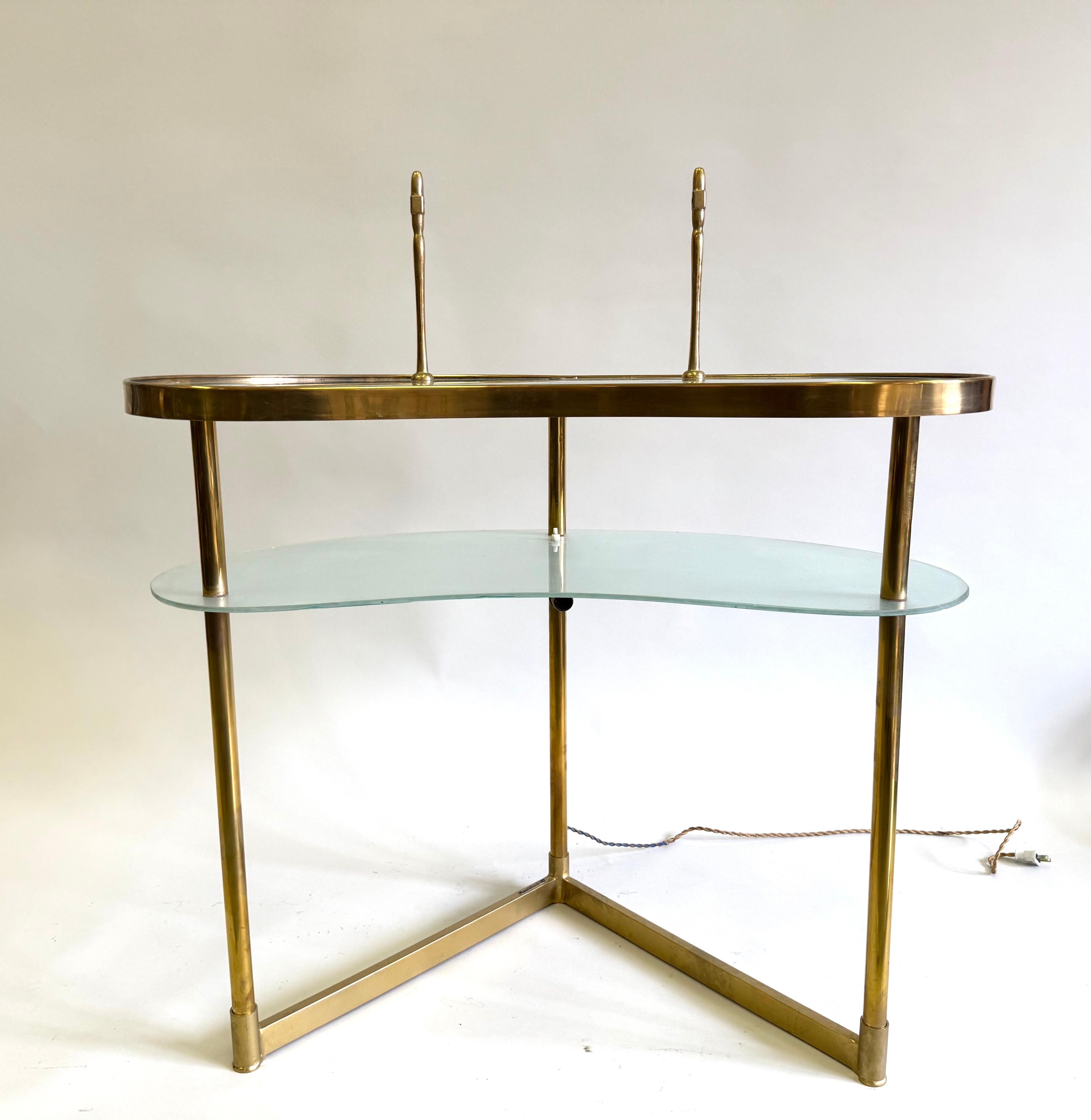 Fatto a mano Vanità in ottone e vetro satinato del Medioevo, tavolino/scrivania, Fontana Arte in vendita