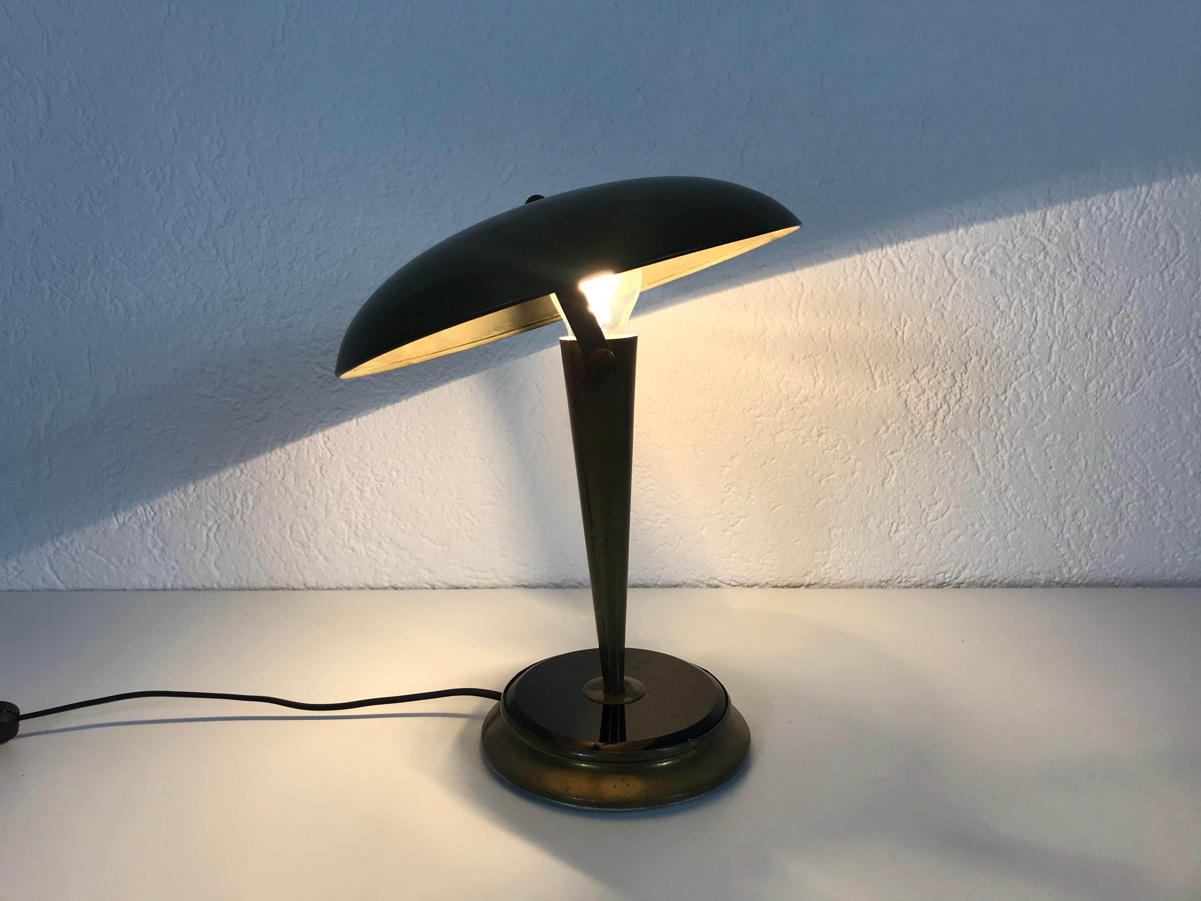 An Italian table lamp made in the 1960s.

The light requires one E27 light bulb.