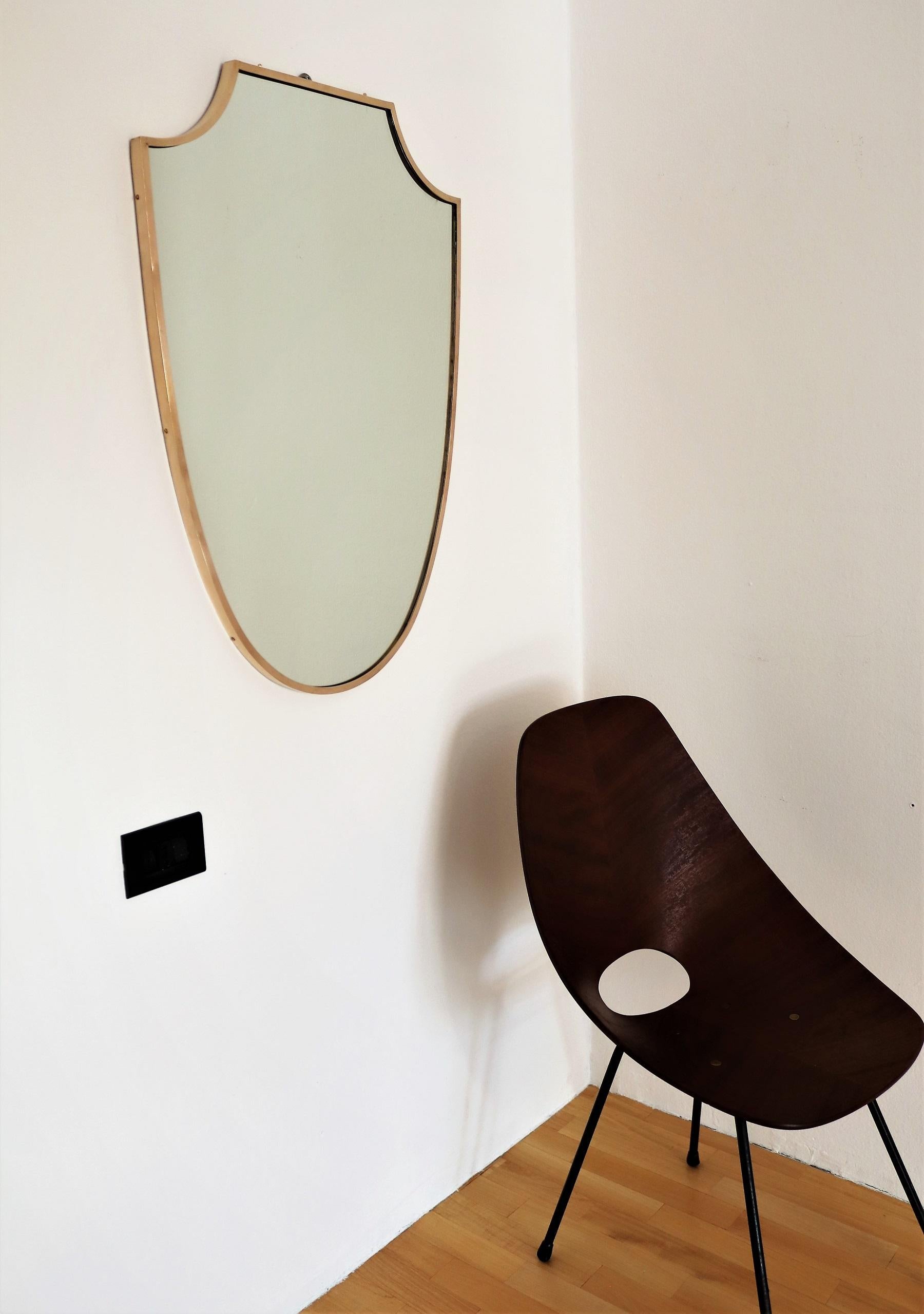 Italian Midcentury Shield Wall Mirror with Brass Frame, 1950s In Good Condition In Morazzone, Varese