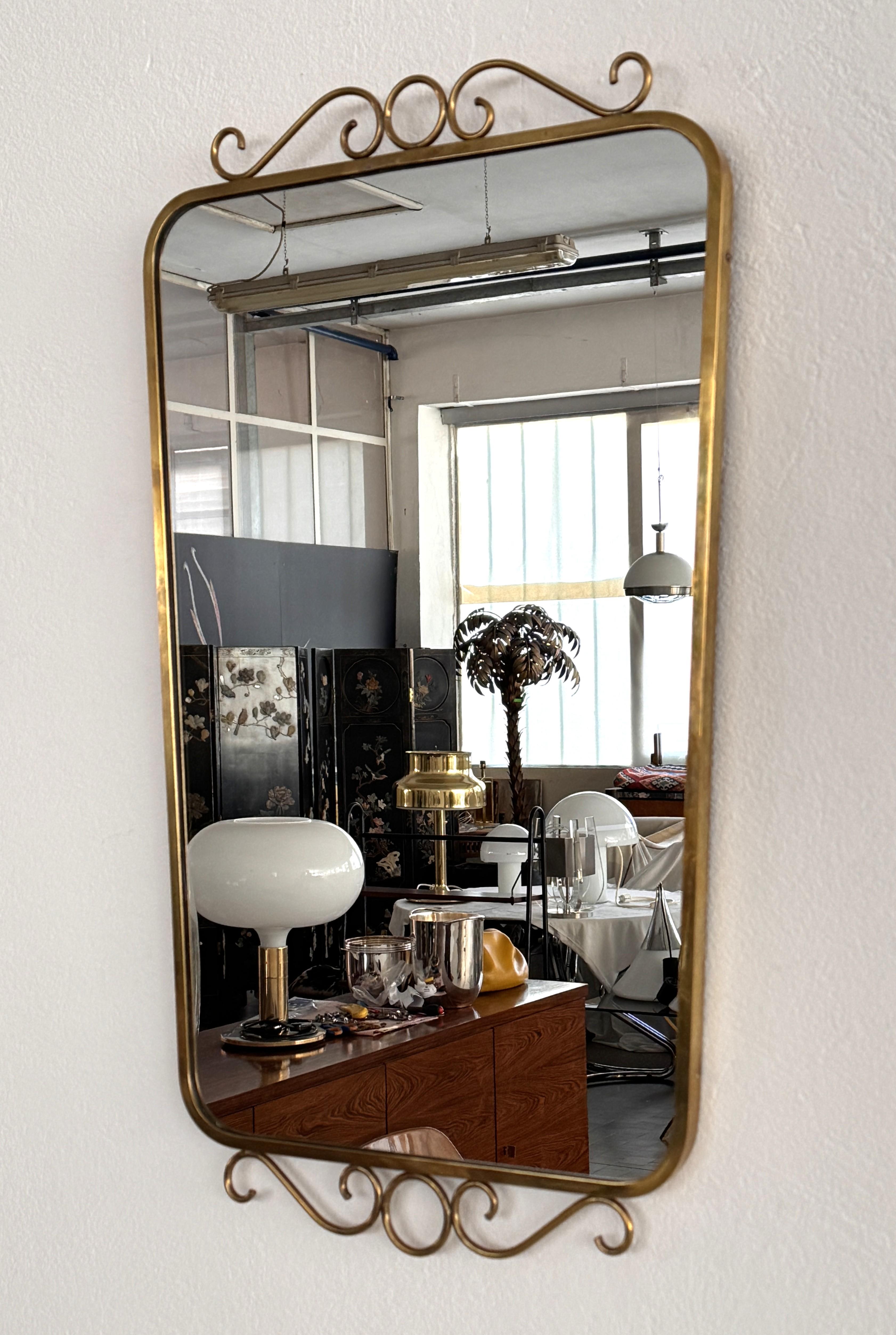 Specchio da parete in ottone del Medioevo in stile Gio Ponti, anni '70

Specchio da parete in ottone con decorazioni, realizzato in Italia negli anni '70.
Lo specchio presenta una cornice originale in ottone con decorazioni in ottone nella parte