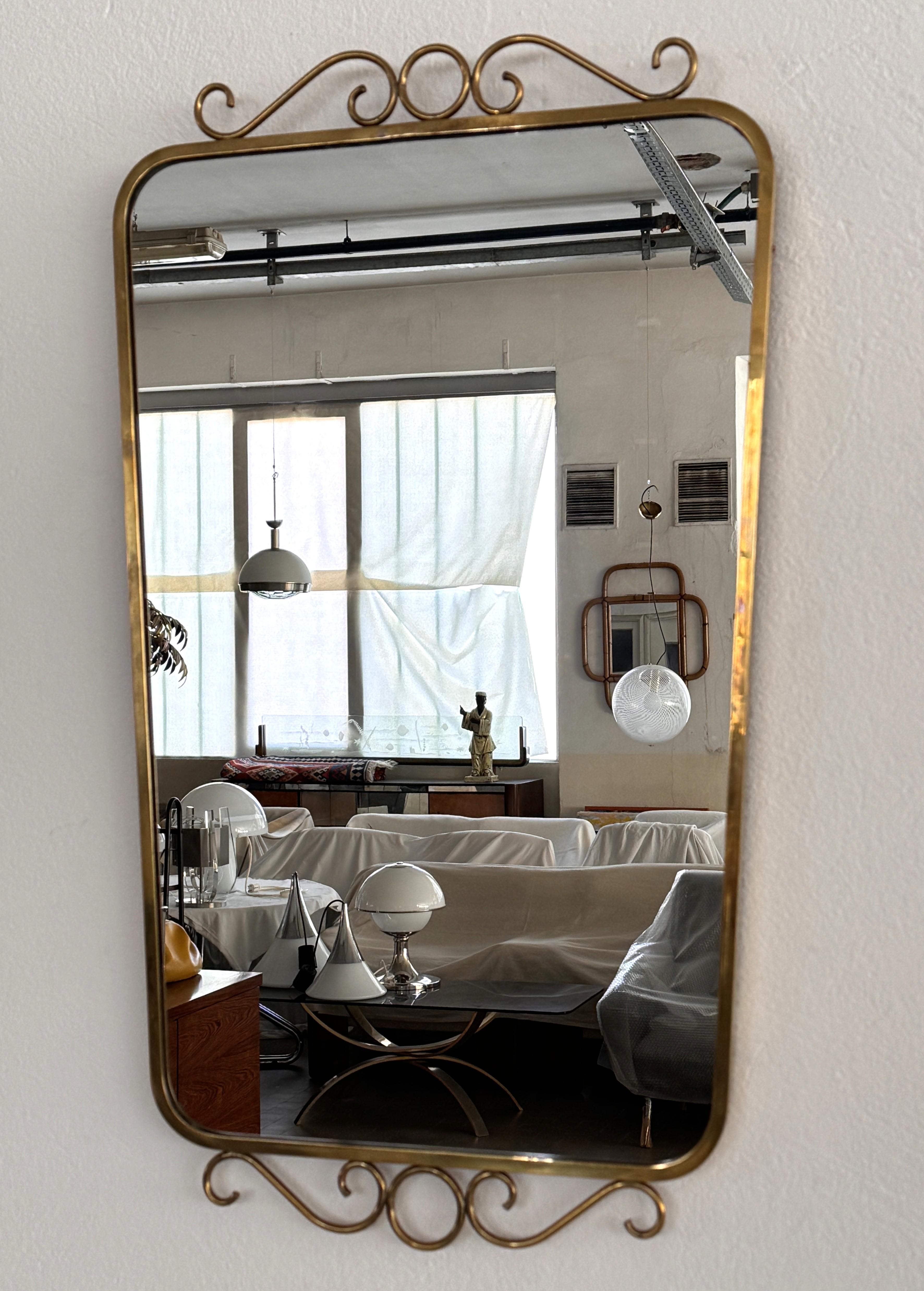 Mid-Century moderno Specchio da parete in ottone del Medioevo italiano con decorazioni in stile Gio Ponti, anni '70 in vendita