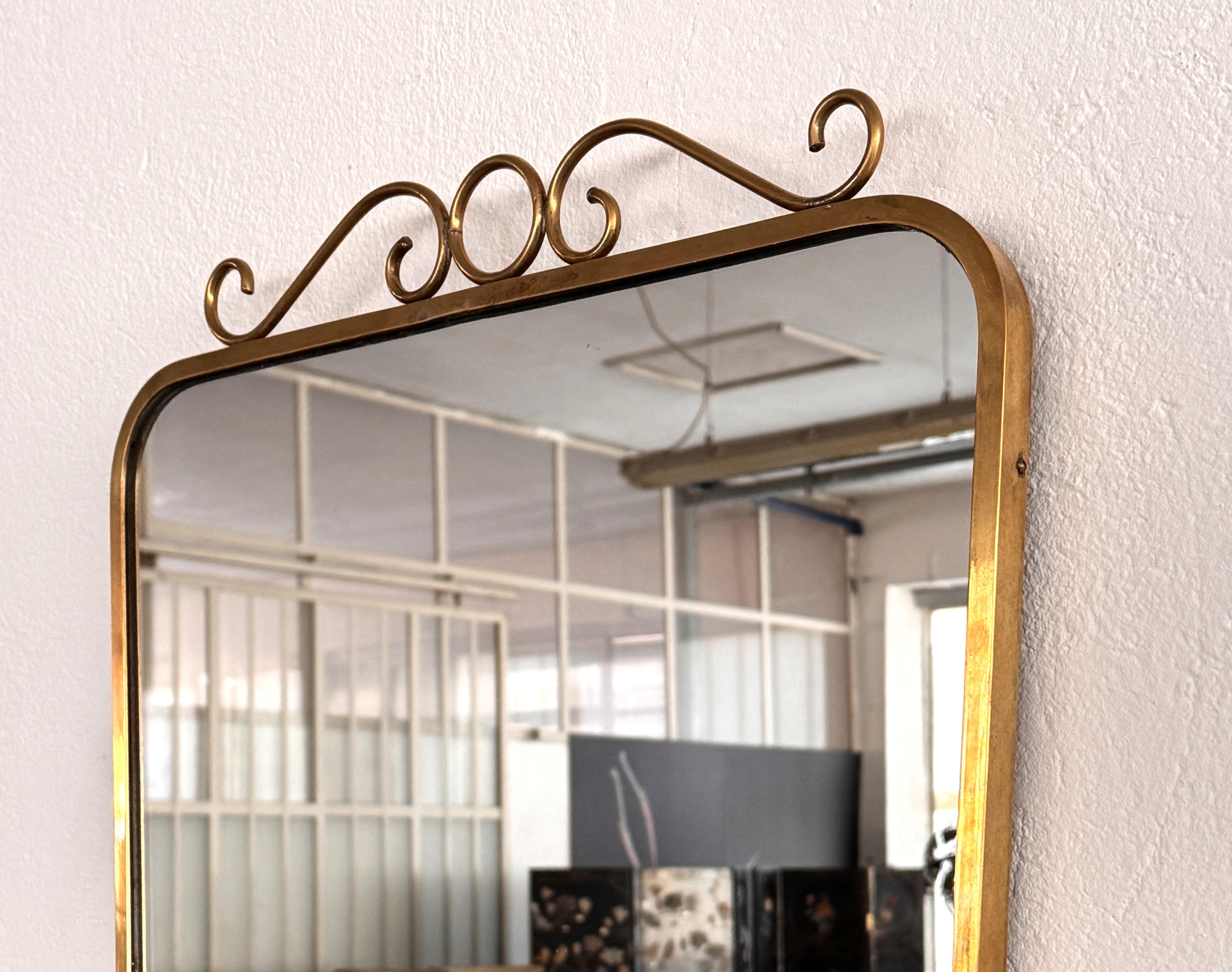 Italiano Specchio da parete in ottone del Medioevo italiano con decorazioni in stile Gio Ponti, anni '70 in vendita