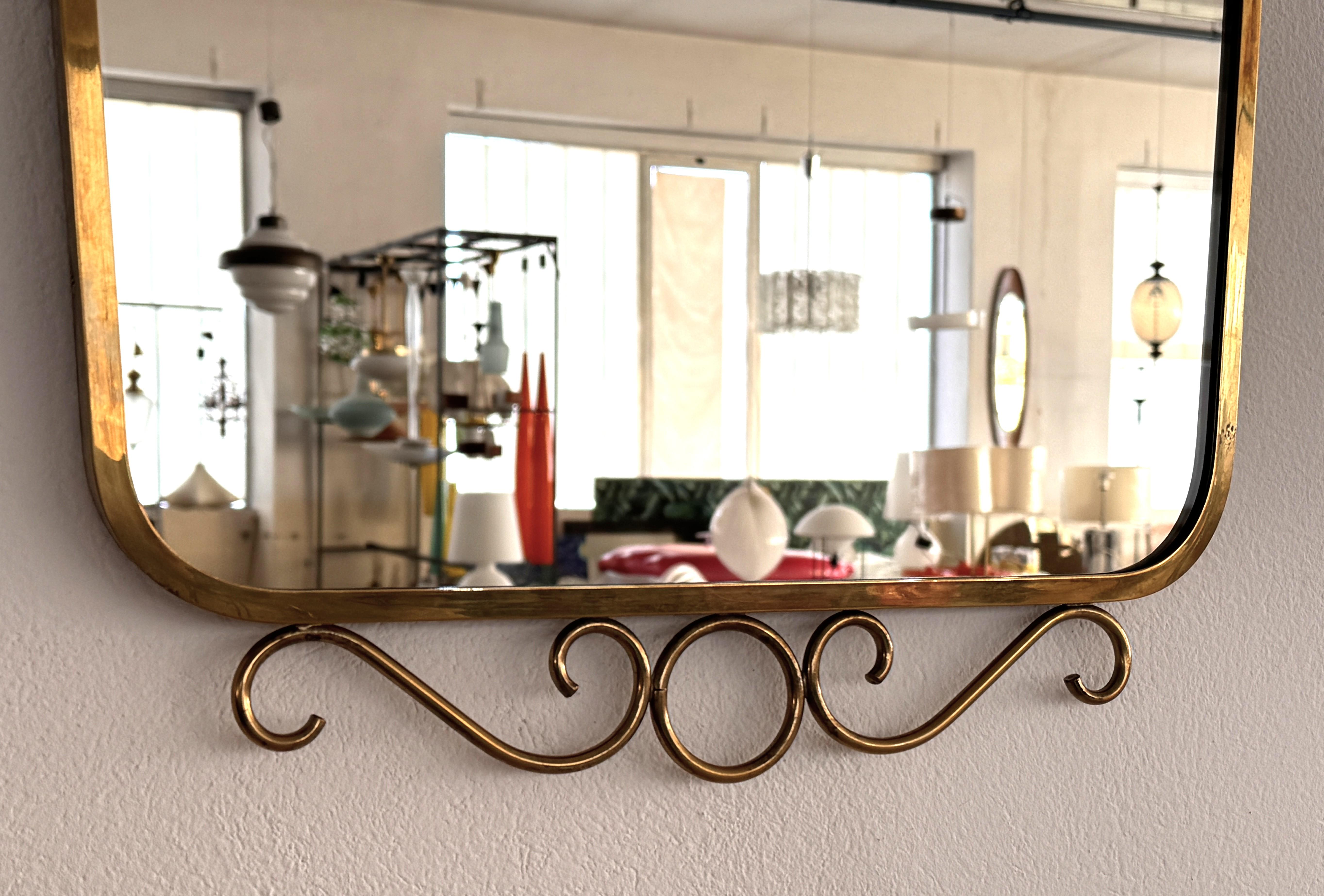 Specchio da parete in ottone del Medioevo italiano con decorazioni in stile Gio Ponti, anni '70 In condizioni buone in vendita a Morazzone, Varese