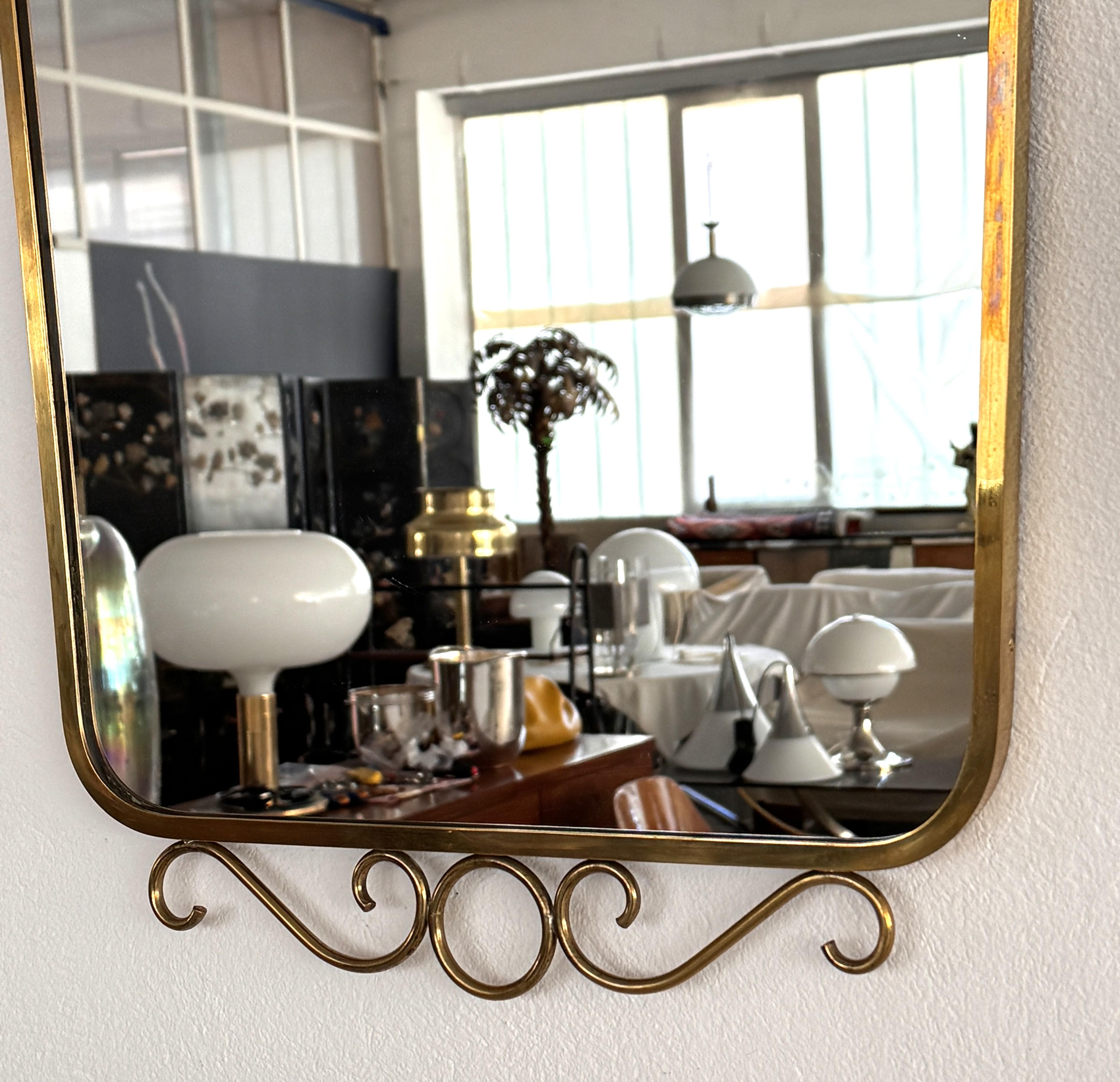 Ottone Specchio da parete in ottone del Medioevo italiano con decorazioni in stile Gio Ponti, anni '70 in vendita