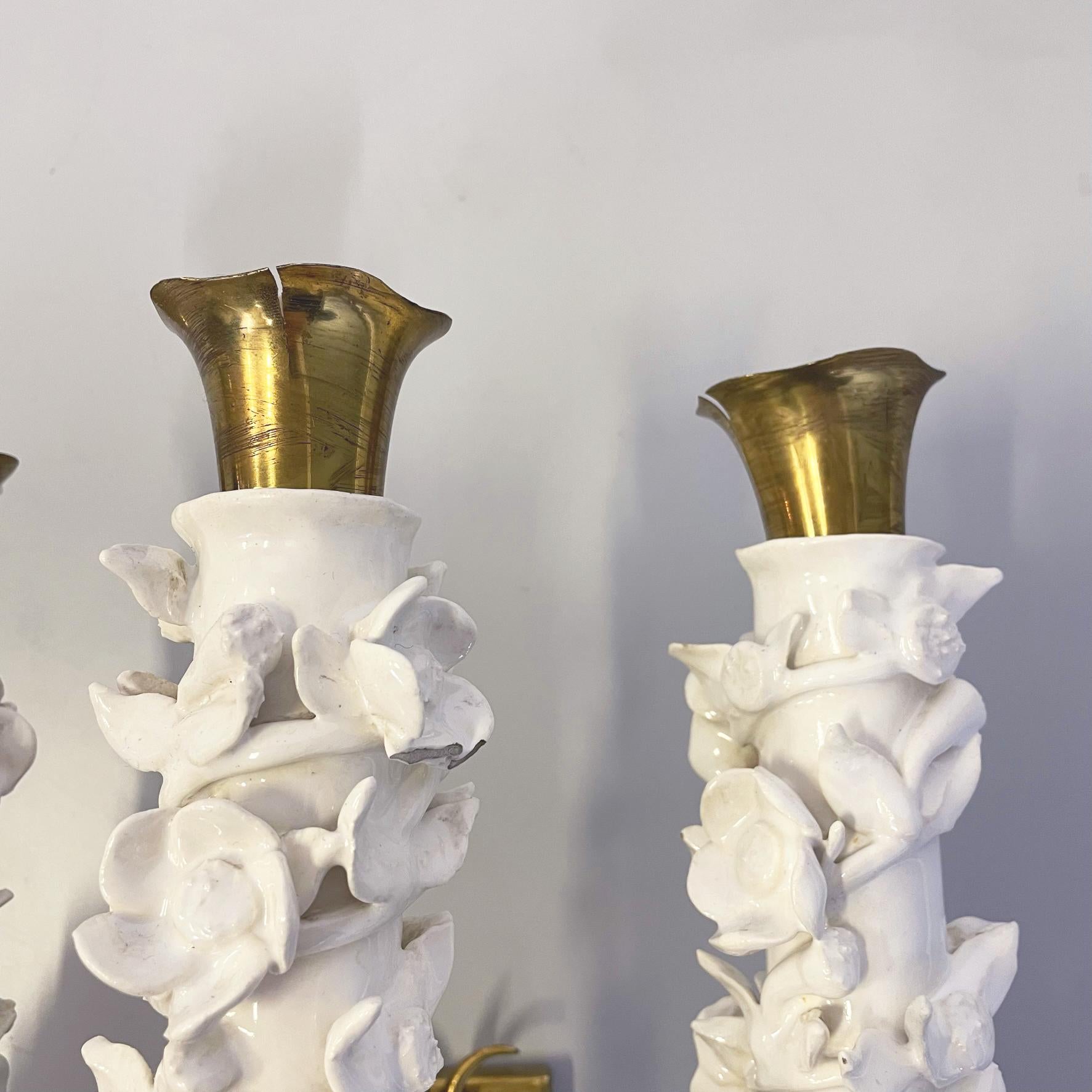 Italian Midcentury Brass White Floral Ceramic Wall Lamps by Luigi Zortea, 1949 For Sale 5