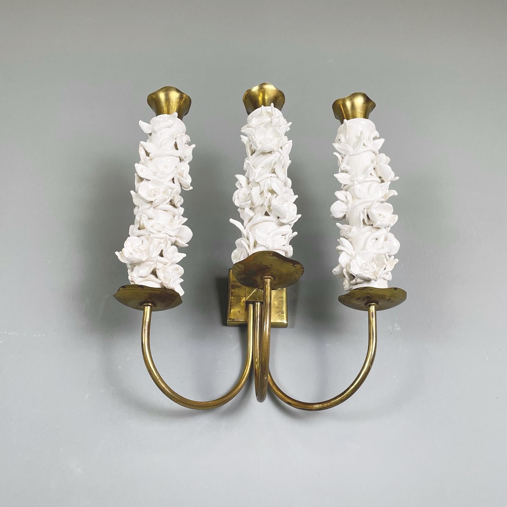 Italian Midcentury Brass White Floral Ceramic Wall Lamps by Luigi Zortea, 1949 In Good Condition For Sale In MIlano, IT