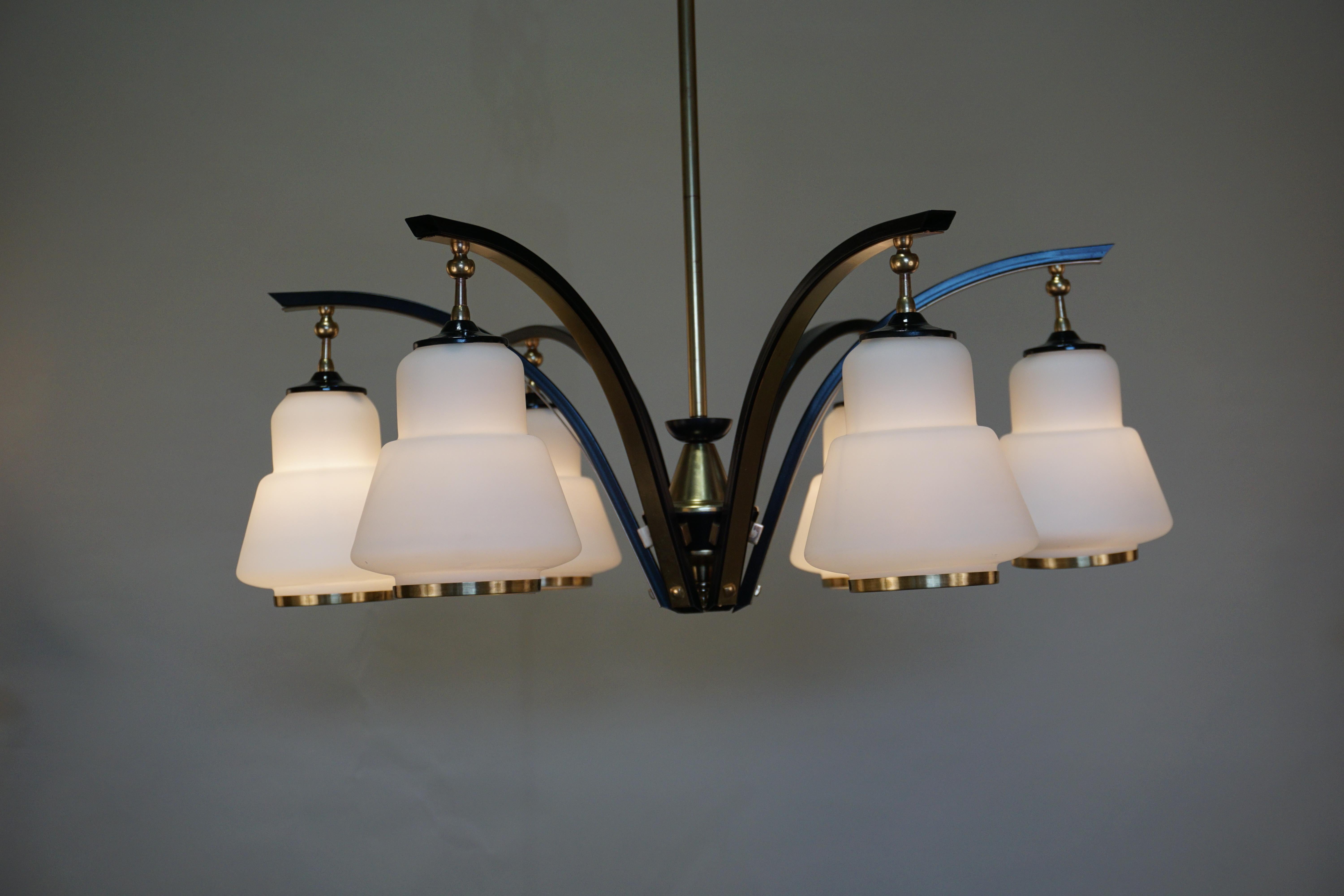 Mid-Century moderno Lampadario italiano del Medioevo in bronzo e vetro