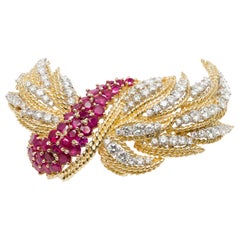 Broche italiano de mediados de siglo de oro amarillo y blanco de 18 quilates con rubíes y diamantes de Birmania
