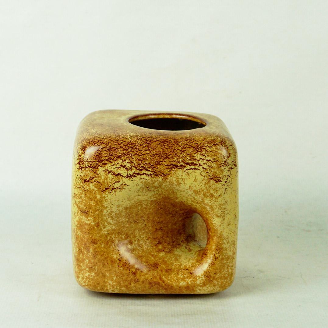 Questo fantastico vaso a cubo in ceramica smaltata italiana è stato disegnato da Roberto Rigon per la ceramica d'arte Bertoncello intorno al 1970.
Presenta un bellissimo smalto maculato in diverse tonalità di beige e marrone, con la dicitura 907 sul