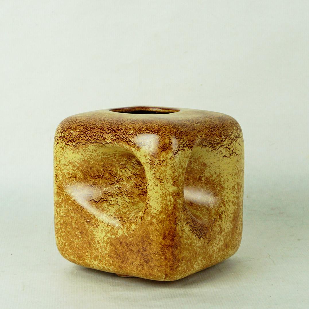 Smaltato Vaso a cubo in ceramica del Medioevo di Roberto Rigon per Bertoncello in vendita
