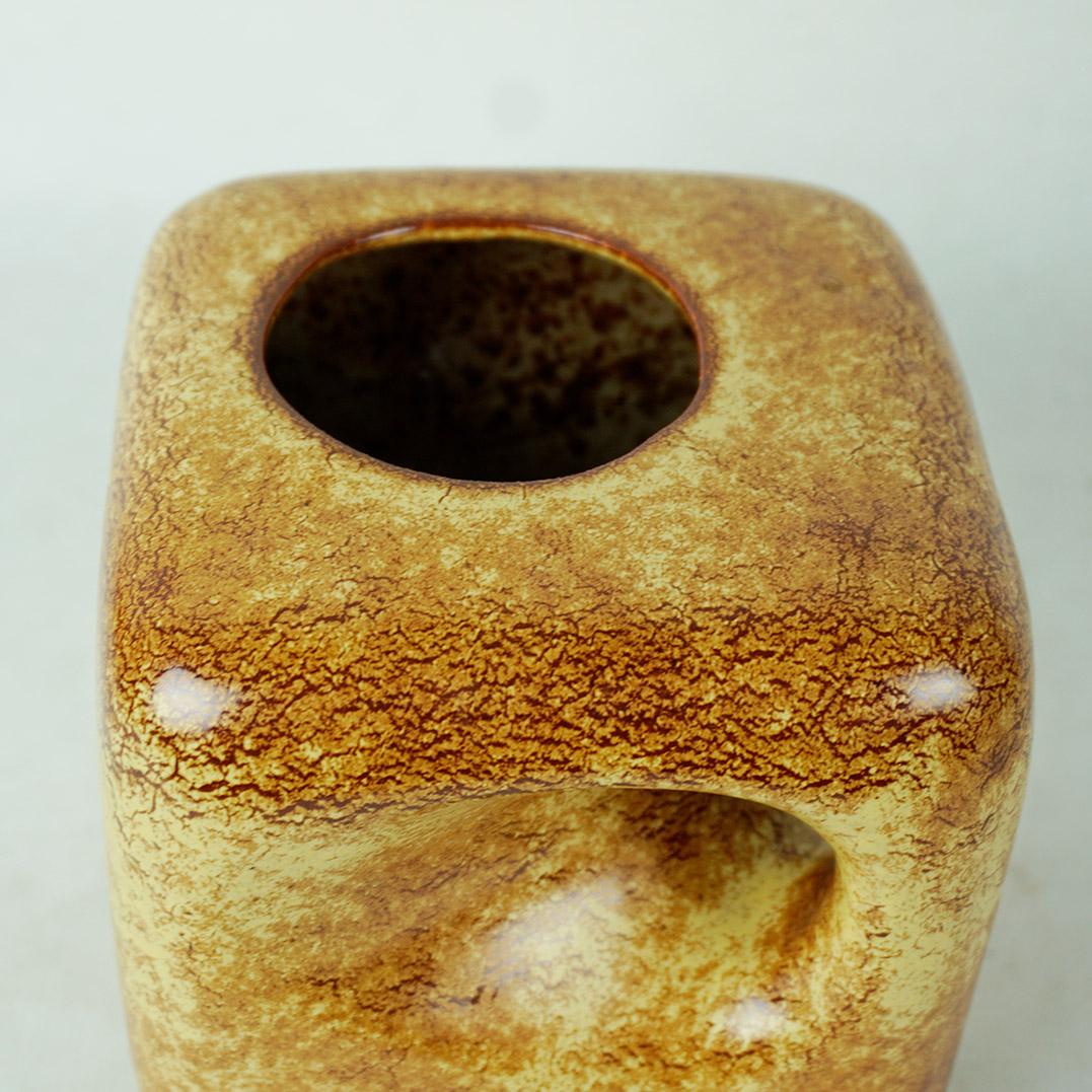 Metà XX secolo Vaso a cubo in ceramica del Medioevo di Roberto Rigon per Bertoncello in vendita