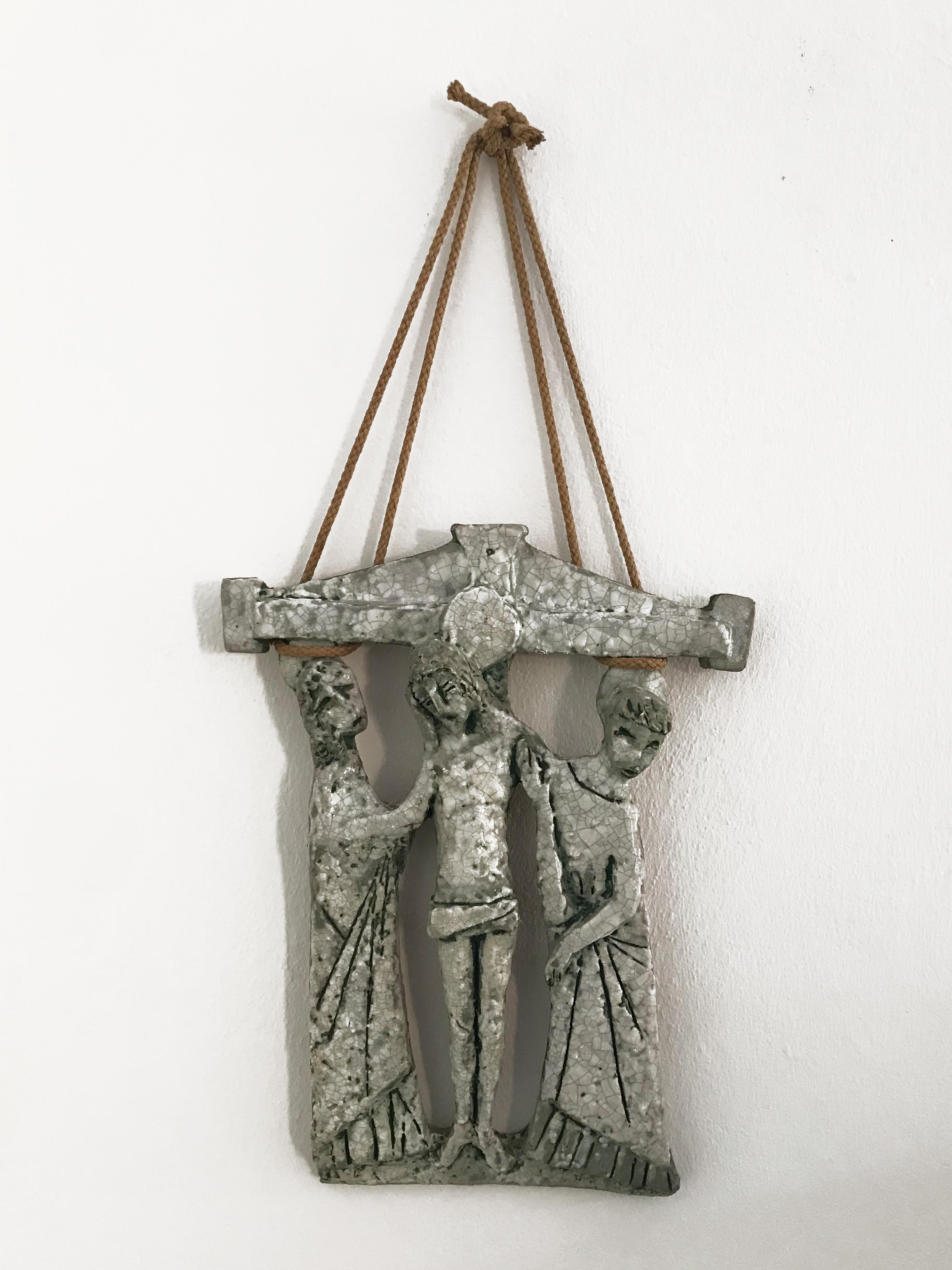 Sculpture italienne en céramique émaillée de conception moderne du milieu du siècle dernier représentant la Déposition du Christ, années 1950, attribuée à l'artiste Tonino Grassi de Reggio Emilia, Italie années 1950.

Veuillez noter que la sculpture
