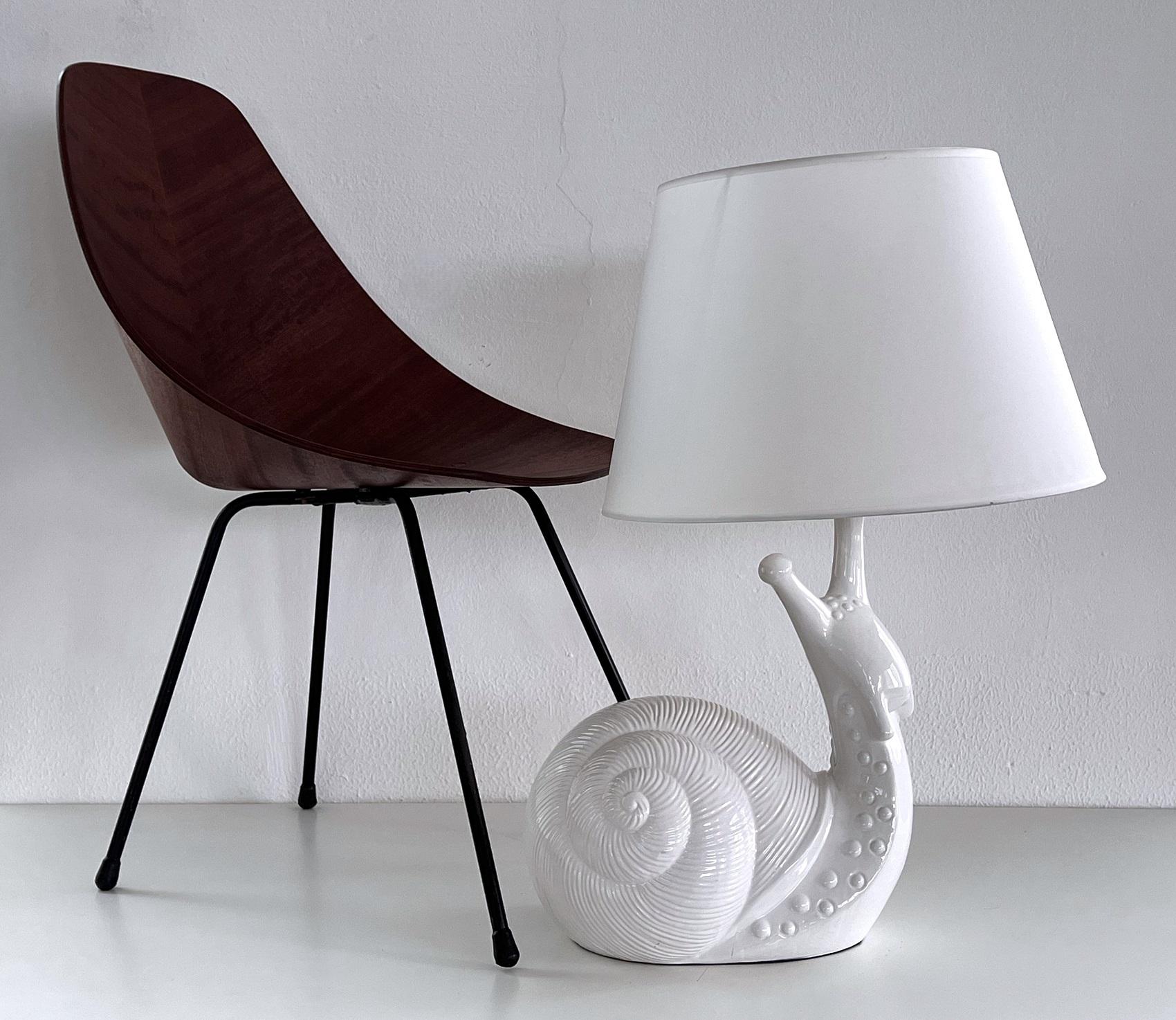Wunderschöne Tischlampe aus glänzend weiß glasierter Keramik in Form einer Schnecke.
Hergestellt in Italien in den 1970er Jahren.
Die Tischleuchte ist mit 1 Glühbirnenfassung für eine Standard Edison Glühbirne (E26/27) ausgestattet.
Die aktuelle