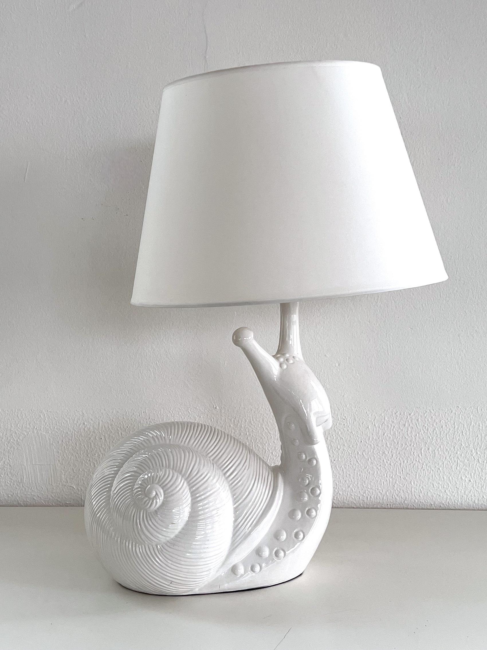 Italienische Keramik-Schnecken-Tischlampe aus der Jahrhundertmitte, 1970er Jahre (Moderne der Mitte des Jahrhunderts) im Angebot