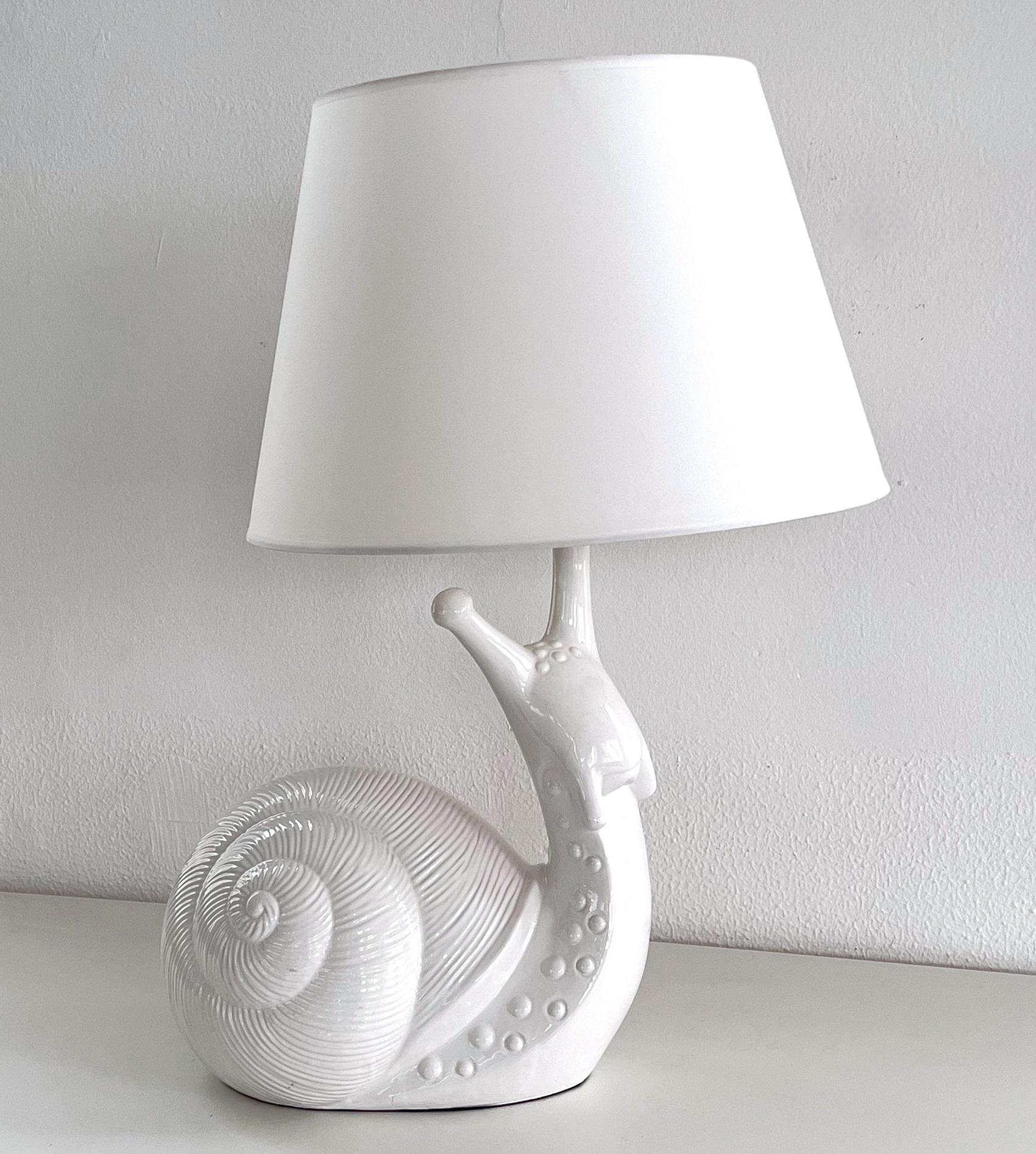 Italienische Keramik-Schnecken-Tischlampe aus der Jahrhundertmitte, 1970er Jahre (Ende des 20. Jahrhunderts) im Angebot