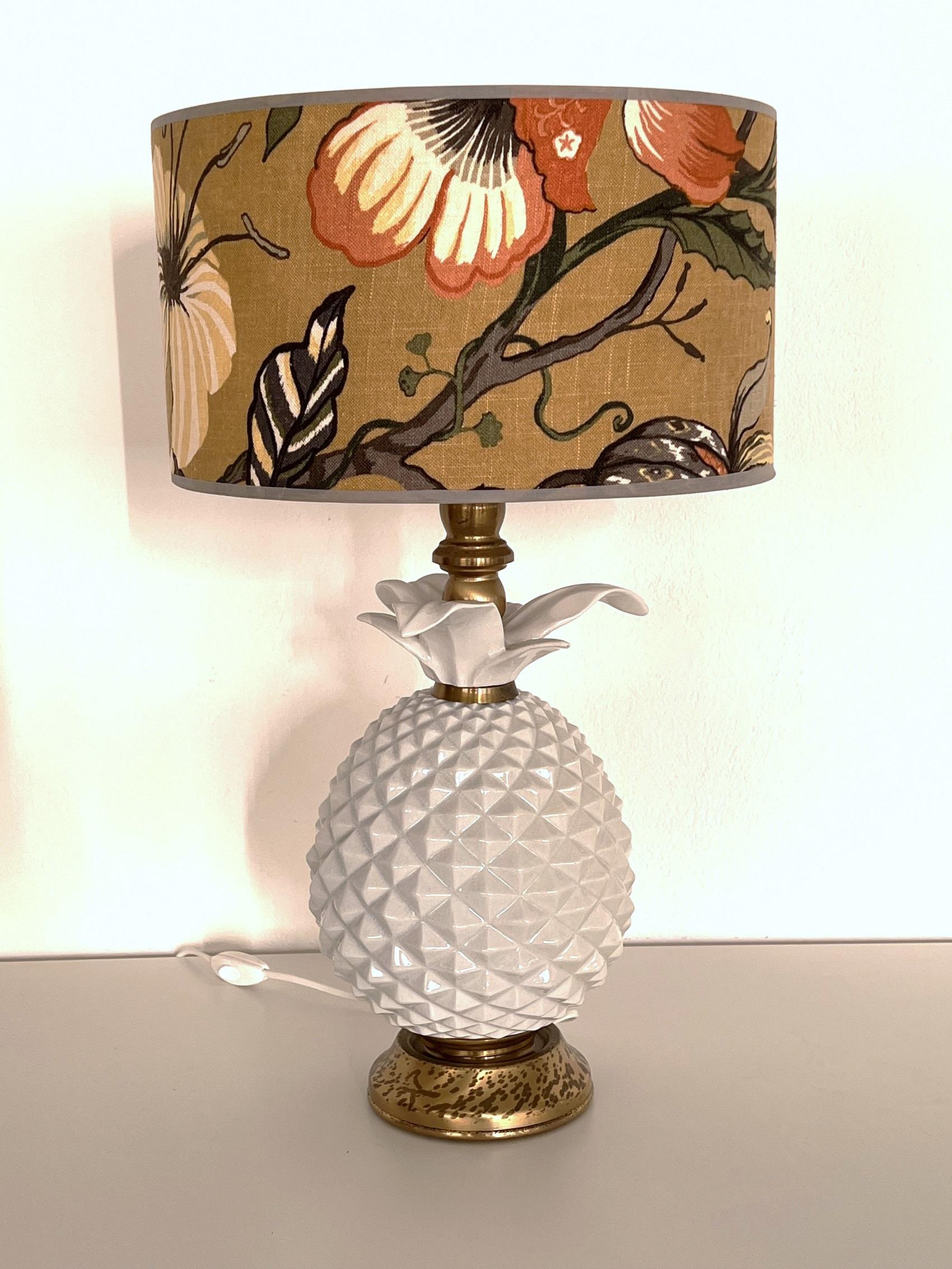 Lámpara de sobremesa italiana de cerámica de mediados de siglo con pantalla nueva, años 70 Hecho a mano en venta