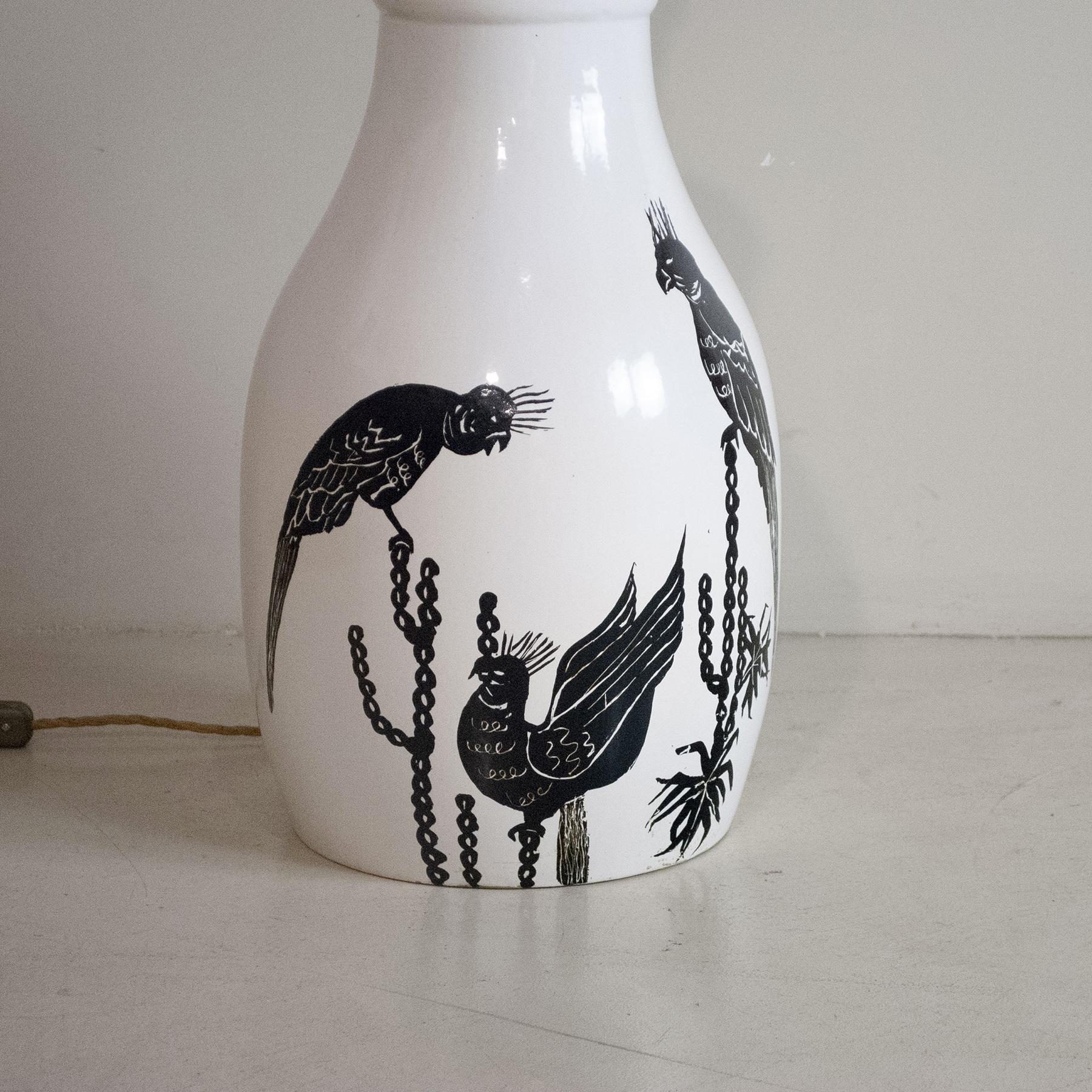 lampe de table des années 1960 en céramique émaillée et laiton, représentant un couple de perroquets

La lampe est vendue sans l'abat-jour sur la photo, mais il peut être demandé dans la forme, les tailles et les couleurs à volonté avec un prix
