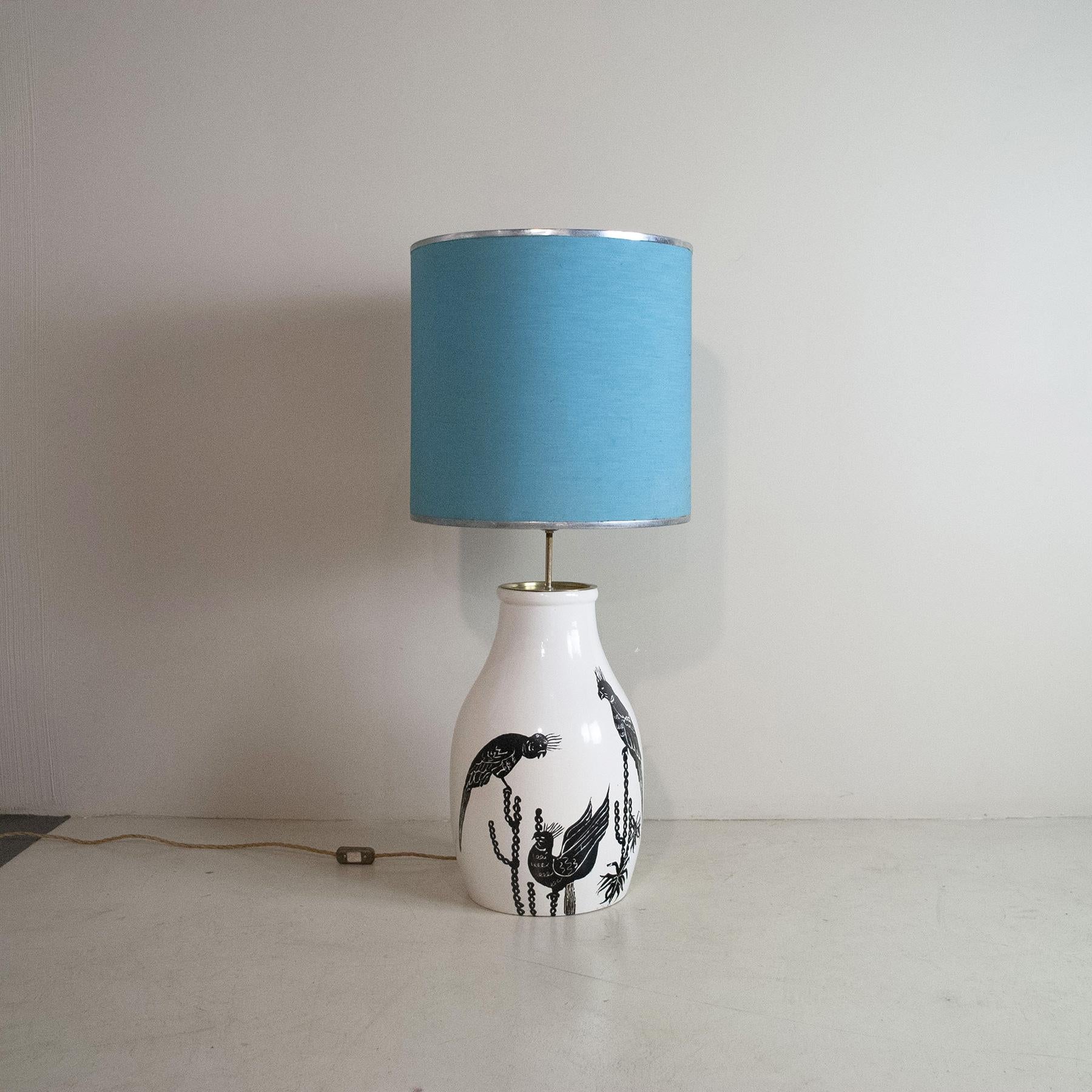 Mid-Century Modern Lampe de table italienne en céramique du milieu du siècle dernier avec peinture de perroquets, années 60 en vente