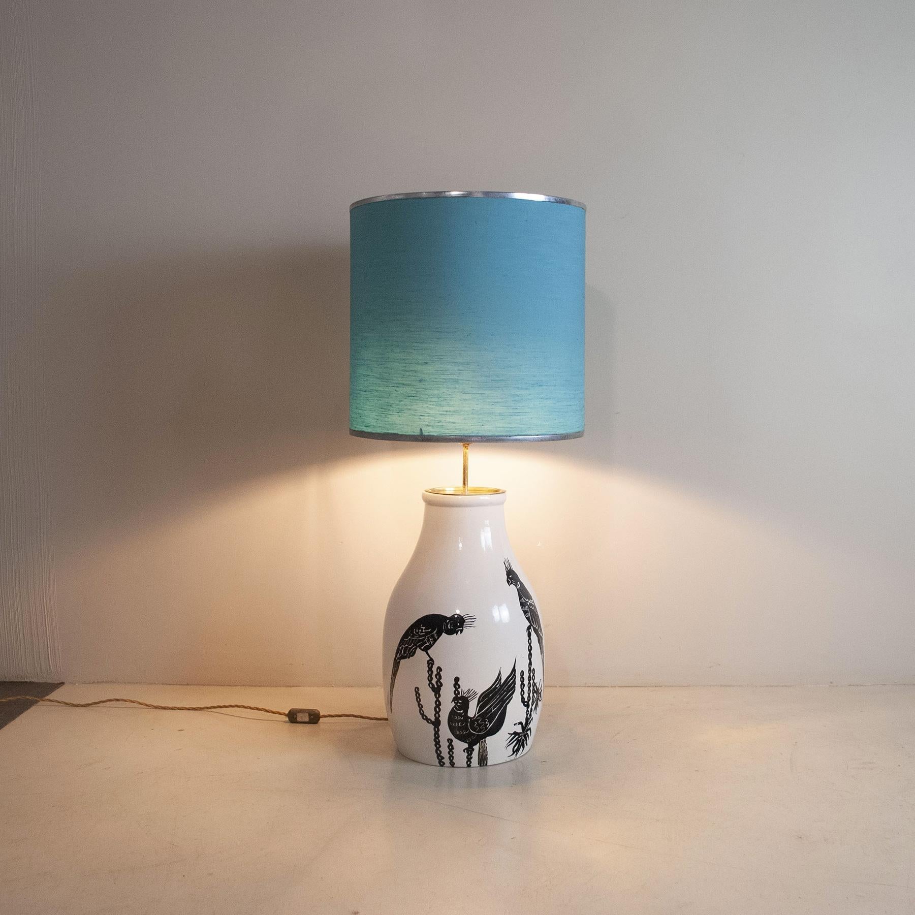 Vernissé Lampe de table italienne en céramique du milieu du siècle dernier avec peinture de perroquets, années 60 en vente