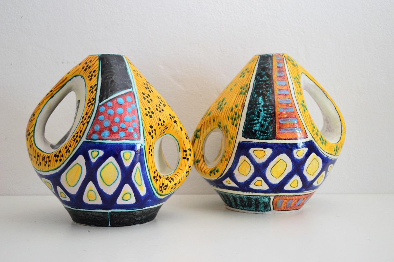 Vases en céramique italiens du milieu du siècle dernier de Valceresio, années 1950, ensemble de deux

Magnifique ensemble de deux pièces colorées de vases ou récipients en céramique avec un motif typique du milieu du siècle dernier,
