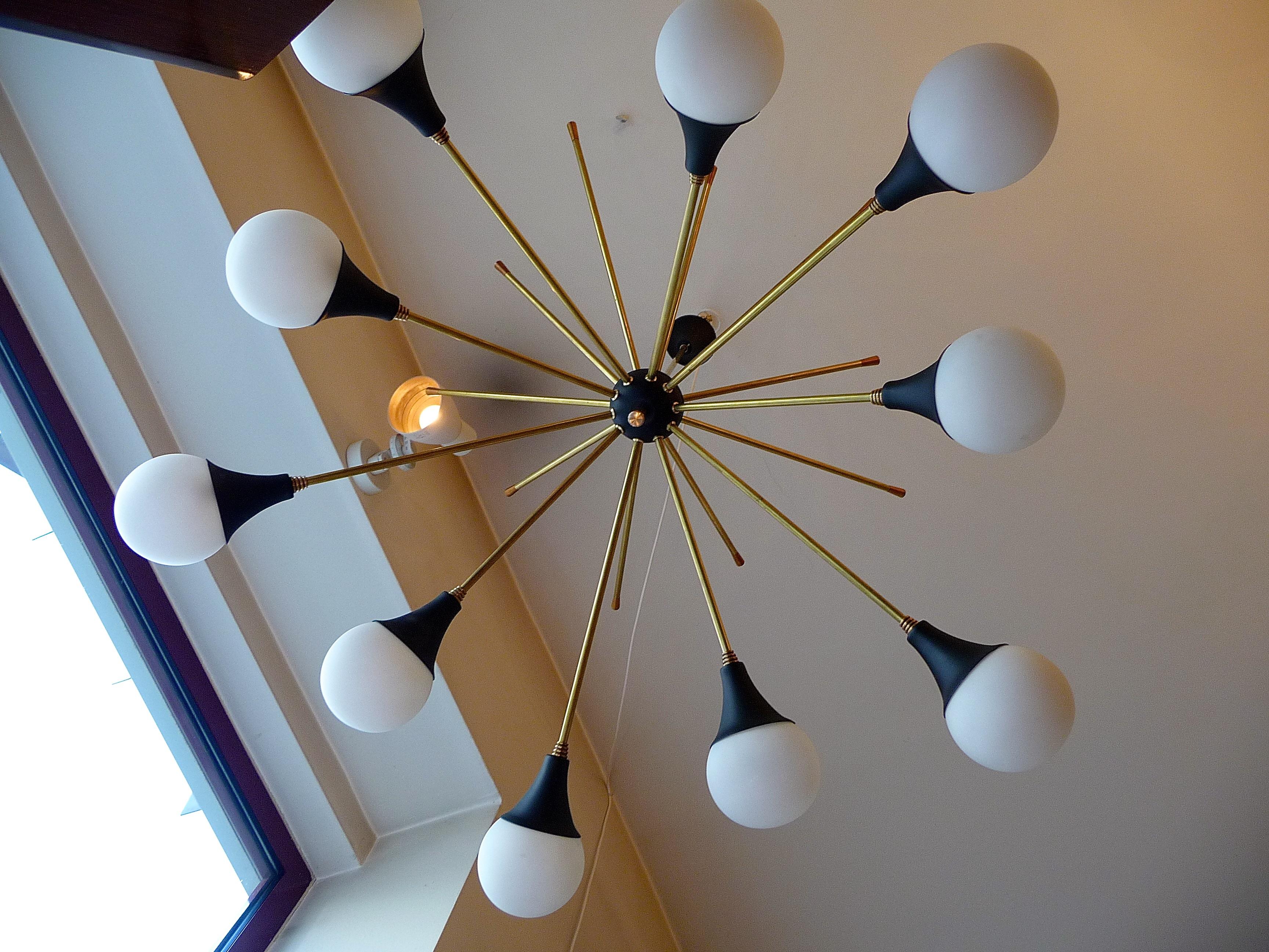 Italiano Lampadario italiano del Medioevo a 10 bracci, ottone e vetro in vendita