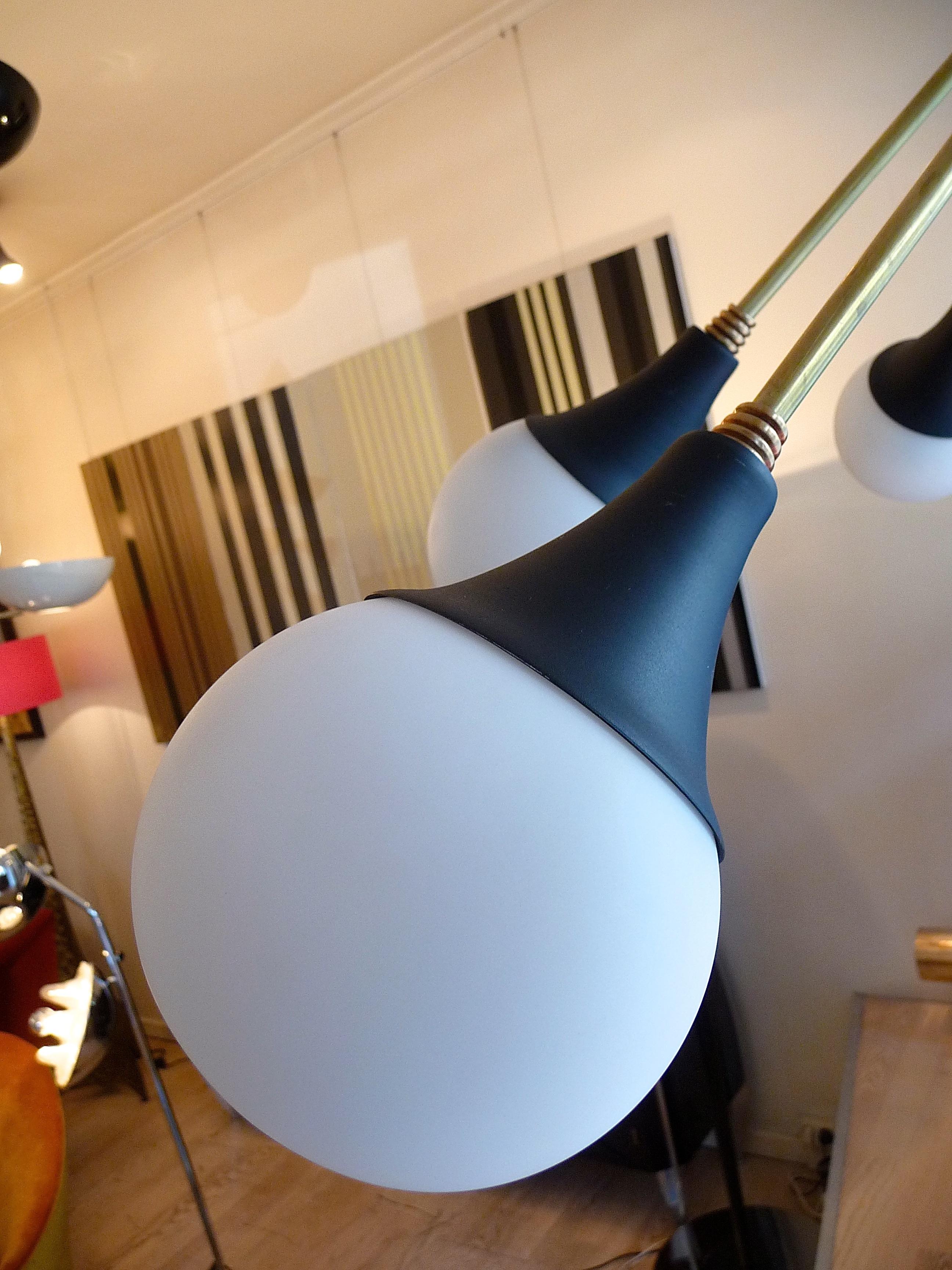 Fatto a mano Lampadario italiano del Medioevo a 10 bracci, ottone e vetro in vendita