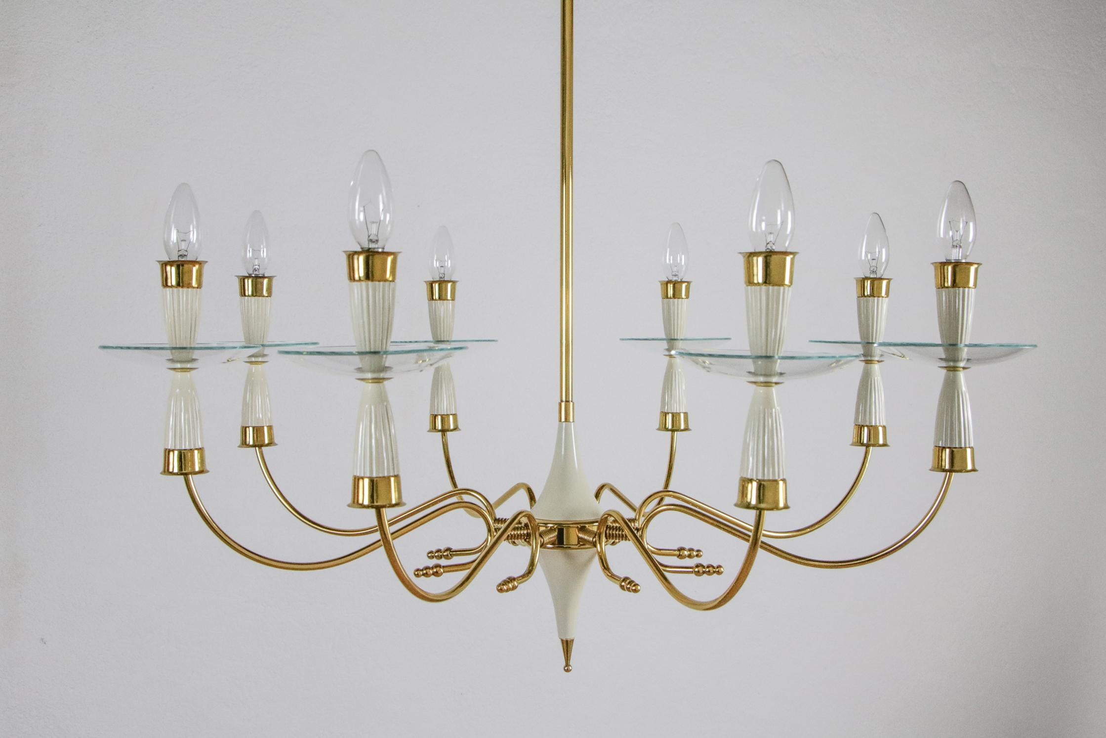Italian MidCentury Chandelier, 8 Lights, Gold, Ivory Color, Fontana Arte style In Good Condition For Sale In Traversetolo, IT