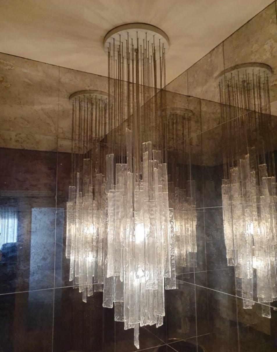 Extraordinary, unique and long Italian clear Murano glass midcentury chandelier. This chandelier was made during the 1970s in Italy for company “Maestri Vetrai” by Lino Tagliapietra.
Lino Tagliapietra is an influential Italian glass artist from
