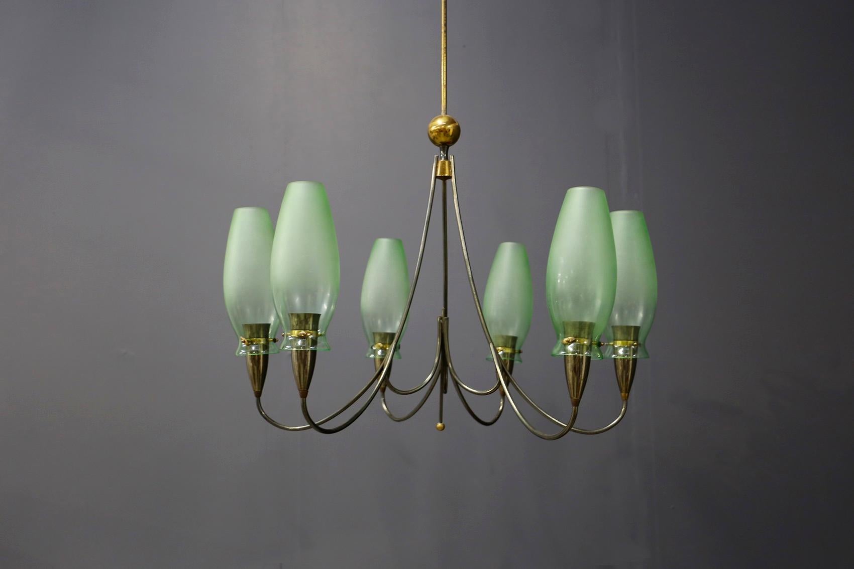 Elegant Italian-made chandelier of 1950. The chandelier has a structure in brass and nickel-plated brass tubing. The chandelier has 6 arms that accommodate the six lights. Its bulb holders are made of brass with a semi-circular shape. Each light has