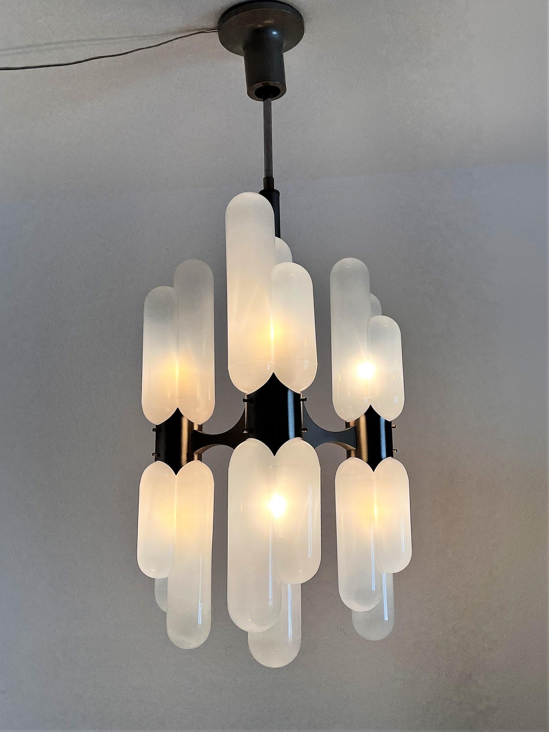 Beautiful chandelier from the Italian mid-century.
Designed by Carlo Nason in the 60s, and manufactured from Mazzega in the 70s. 
This chandelier called 